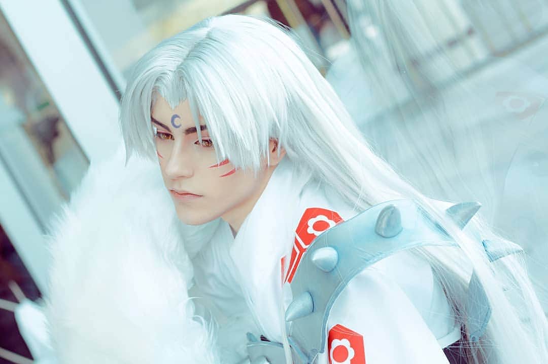 Geheさんのインスタグラム写真 - (GeheInstagram)「Sesshomaru is here!  He's been on my cosplans for so long, I really needed to make a character from my childhood, what other old anime characters should I try?  Pics taken at con, but it's my first time shooting cosplay outside with the 50mm lens, I'm a happy bean ✨  #InuYasha #Sesshomaru #Cosplay」4月8日 23時29分 - geheichou