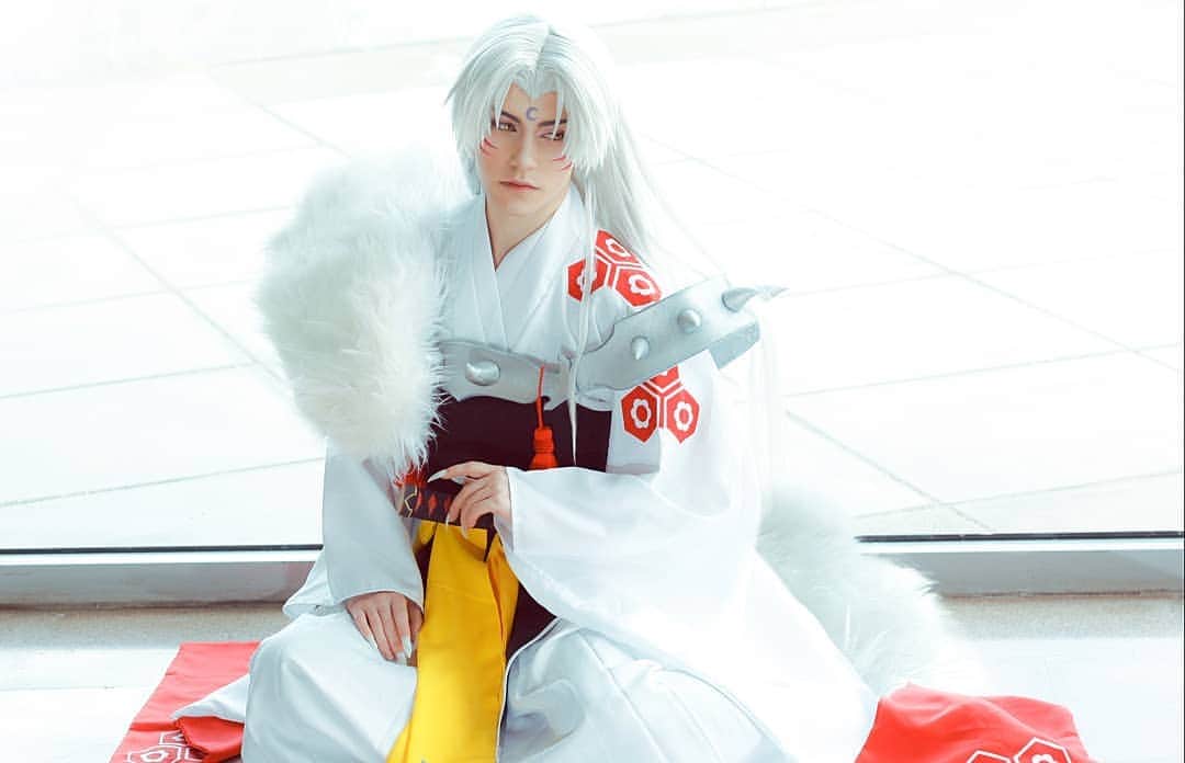 Geheさんのインスタグラム写真 - (GeheInstagram)「Sesshomaru is here!  He's been on my cosplans for so long, I really needed to make a character from my childhood, what other old anime characters should I try?  Pics taken at con, but it's my first time shooting cosplay outside with the 50mm lens, I'm a happy bean ✨  #InuYasha #Sesshomaru #Cosplay」4月8日 23時29分 - geheichou