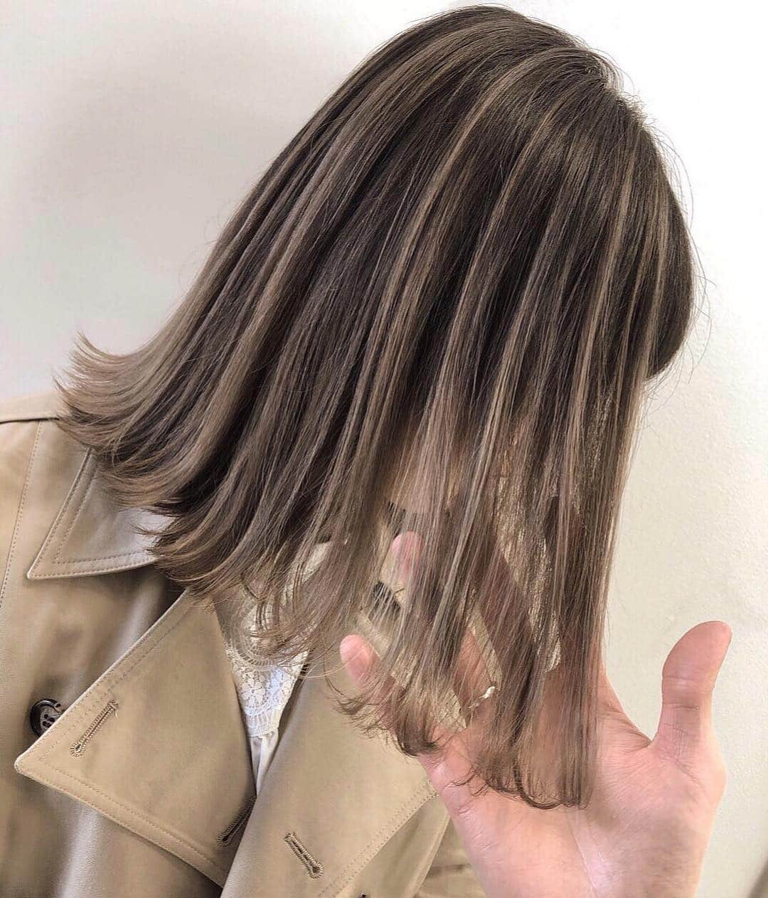 ALIVEさんのインスタグラム写真 - (ALIVEInstagram)「こちらのcolorにされたい方は吉祥寺店 松永優哉(@yuya_alive)をご指名下さい🙋‍♂️ . 卒業式間近の前後イメチェンカラーや季節の変わり目のカラー等ご提案させて頂きます🌸 髪質や状態を見極め最適なご提案させて頂きます✨ . ブリーチを使うカラーだと気になる退色後の色味も楽しめるハイクオリティな外国人風カラーに🙆‍♂️✨ . . 【highlight&gradation】 筋感と明るさをプラスして透明感を出す僕だけのハイライト&グラデーションカラー お客様により良いデザインがご提案出来るように日々進化させています🙇✨ 筋感、明るさを出したバレイヤージュのデザイン、細かいハイライトから繋がるグラデーション、色落ちが気になる方/根元が伸びても気にならない明るさ等ご希望のカラーに応じたデザインで一人一人ご案内させて頂きます✨ . . 僕指名限定の特別クーポンございます✨ . gradation color→¥12960 Balayage color→18360 highlight color→¥14040 super highlight→¥18360 gradation color+ highlight→19440 double color→¥21600 . ホワイトグレージュはブリーチ2〜3回必要です✨ . ホットペッパーからからご予約お取り出来ますので気軽にご連絡頂ければと思います☺️✨ メニューが分からない場合はお越し頂いた際にご希望のデザインに合わせてご変更も出来ますのでグラデーションカラー、ハイライトでご予約頂ければと思います🙆‍♂️ . LINE@→『@pnw3183k』でもご予約お取りさせて頂けますのでご質問等もお受けさせて頂けます🙆‍♂️ @も込みで検索お待ちしてます！ . DM/commentお待ちしております📲 . . #ハイライトグラデーション#グラデーションハイライト#グラデーションカラー#外国人風カラー#バレイヤージュ#バレイヤージュカラー#バレイヤージュグラデーション#ハイライト#ローライト#ハイライトカラー#balayage#イルミナカラー#ハイトーン#ヘアアレンジ#美容学生#ナチュラルヘア#ブリーチカラー#ケアブリーチ#ヘアカラー#ダブルカラー#白濱亜嵐#外ハネボブ#外ハネ#アッシュベージュ#アッシュグレー#グレージュ#ミルクティーカラー#ミルクティーベージュ#ベージュカラー#ホワイトカラー」4月8日 23時29分 - alivehair