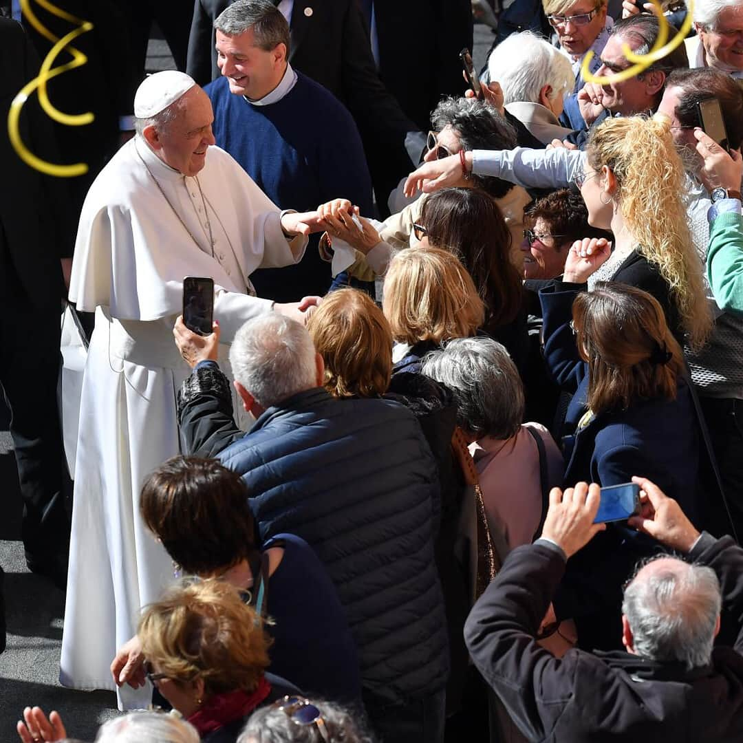 フランシスコ（ローマ教皇）さんのインスタグラム写真 - (フランシスコ（ローマ教皇）Instagram)「EN: Pastoral visit to the Roman Parish of St Julius Pope.  PT: Visita Pastoral à Paróquia romana de São Júlio.  ES: Visita pastoral a la parroquia romana de San Julio, Papa.  IT: Visita pastorale alla parrocchia romana di San Giulio Papa.  FR: Visite pastorale à la paroisse romaine de San Giulio  DE: Pastoralbesuch in der römischen Pfarrei "San Giulio Papa". #pastoralvisit, #visitapastoral, #visitapastorale」4月8日 23時33分 - franciscus