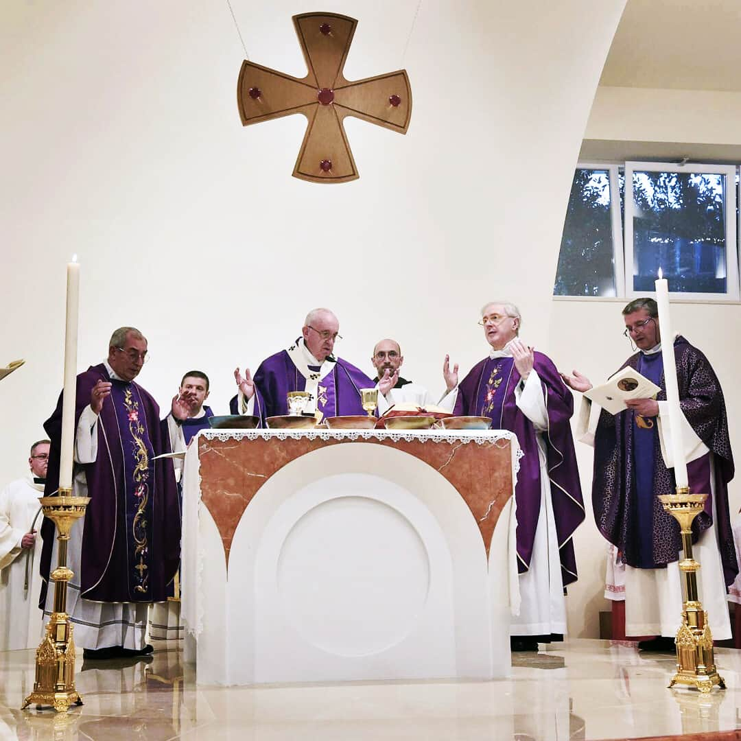 フランシスコ（ローマ教皇）さんのインスタグラム写真 - (フランシスコ（ローマ教皇）Instagram)「EN: Pastoral visit to the Roman Parish of St Julius Pope.  PT: Visita Pastoral à Paróquia romana de São Júlio.  ES: Visita pastoral a la parroquia romana de San Julio, Papa.  IT: Visita pastorale alla parrocchia romana di San Giulio Papa.  FR: Visite pastorale à la paroisse romaine de San Giulio  DE: Pastoralbesuch in der römischen Pfarrei "San Giulio Papa". #pastoralvisit, #visitapastoral, #visitapastorale」4月8日 23時33分 - franciscus