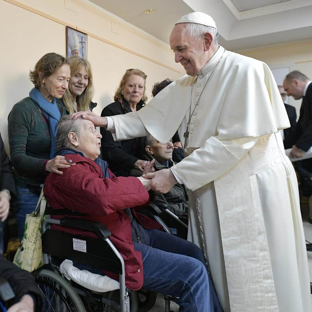 フランシスコ（ローマ教皇）さんのインスタグラム写真 - (フランシスコ（ローマ教皇）Instagram)「EN: Pastoral visit to the Roman Parish of St Julius Pope.  PT: Visita Pastoral à Paróquia romana de São Júlio.  ES: Visita pastoral a la parroquia romana de San Julio, Papa.  IT: Visita pastorale alla parrocchia romana di San Giulio Papa.  FR: Visite pastorale à la paroisse romaine de San Giulio  DE: Pastoralbesuch in der römischen Pfarrei "San Giulio Papa". #pastoralvisit, #visitapastoral, #visitapastorale」4月8日 23時33分 - franciscus