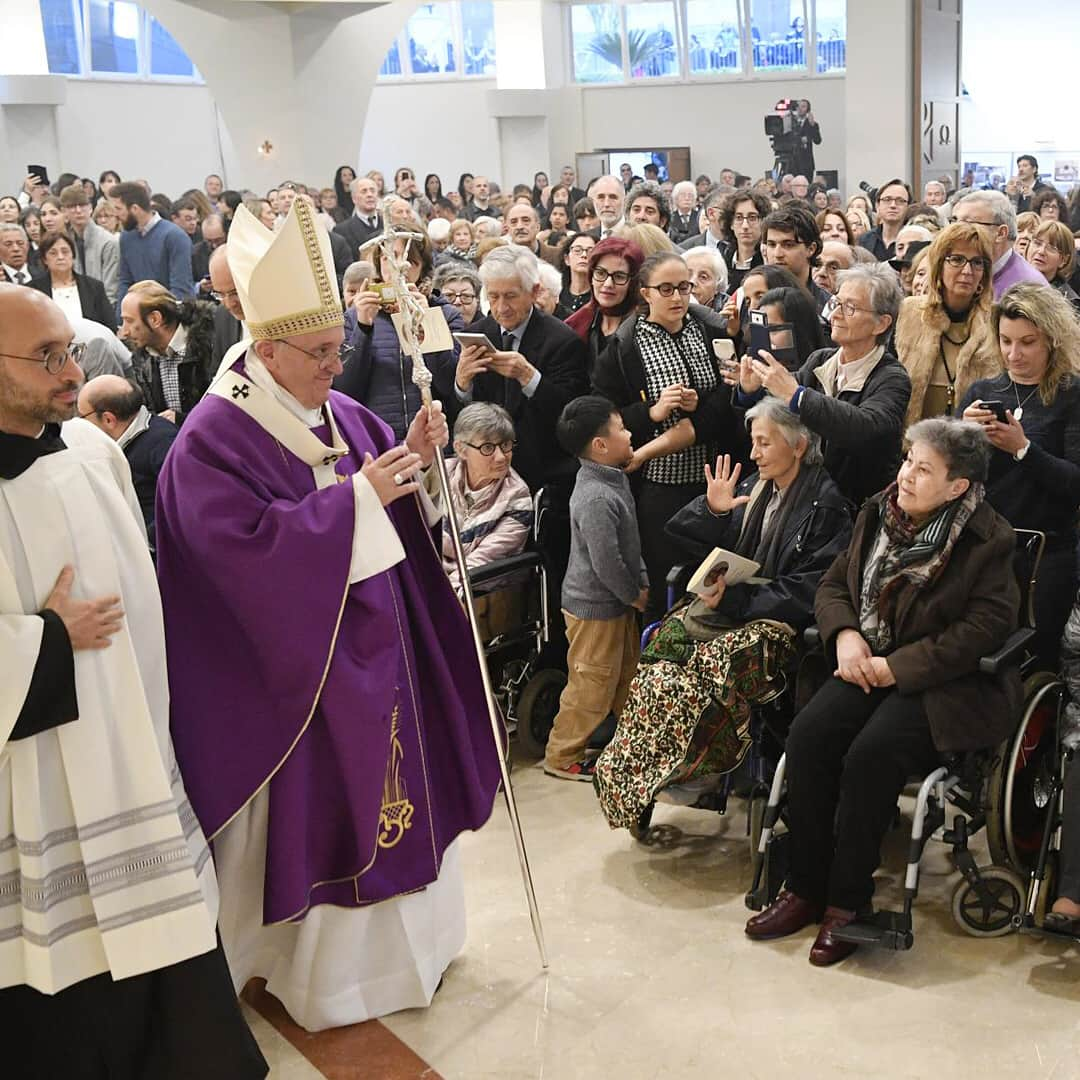 フランシスコ（ローマ教皇）さんのインスタグラム写真 - (フランシスコ（ローマ教皇）Instagram)「EN: Pastoral visit to the Roman Parish of St Julius Pope.  PT: Visita Pastoral à Paróquia romana de São Júlio.  ES: Visita pastoral a la parroquia romana de San Julio, Papa.  IT: Visita pastorale alla parrocchia romana di San Giulio Papa.  FR: Visite pastorale à la paroisse romaine de San Giulio  DE: Pastoralbesuch in der römischen Pfarrei "San Giulio Papa". #pastoralvisit, #visitapastoral, #visitapastorale」4月8日 23時33分 - franciscus