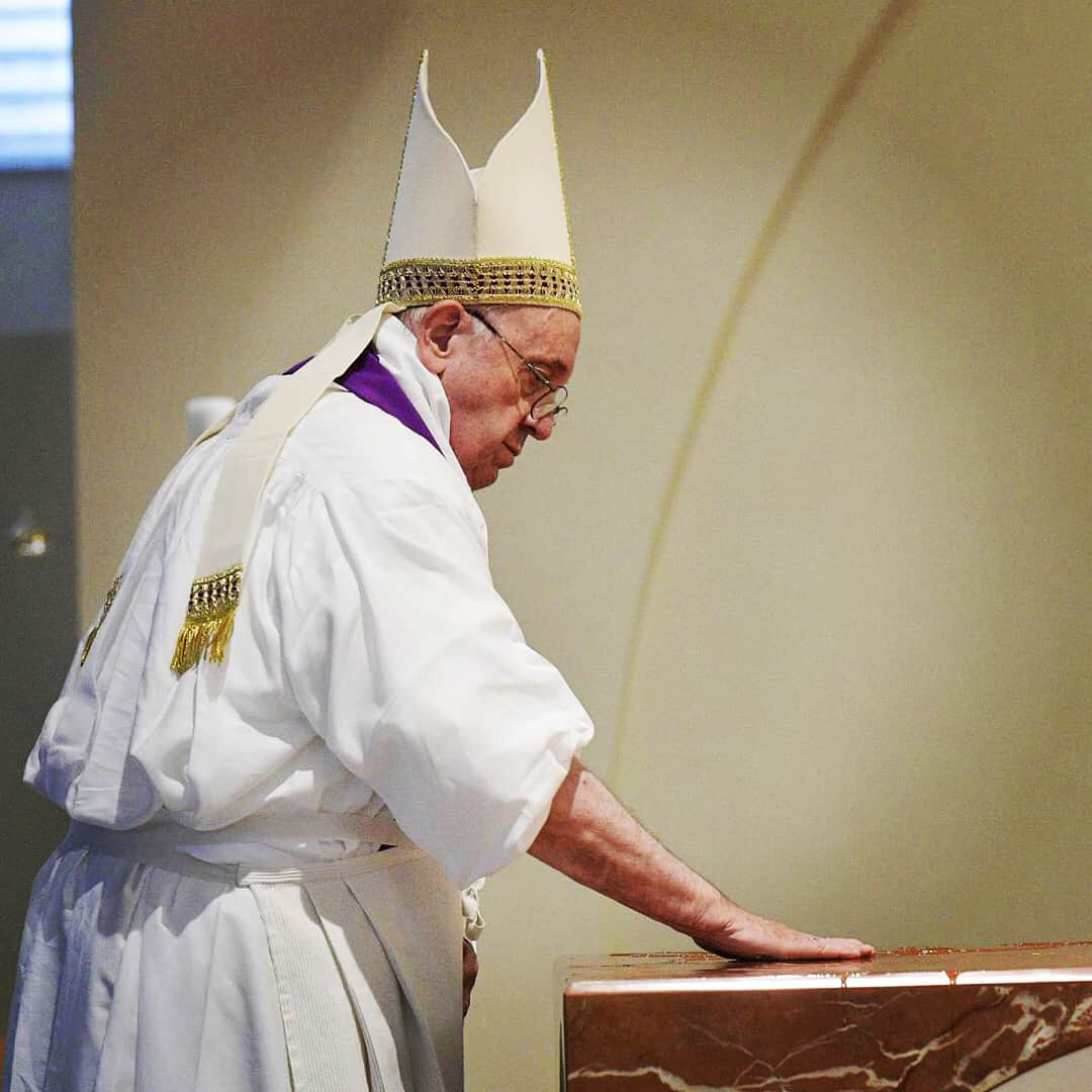 フランシスコ（ローマ教皇）さんのインスタグラム写真 - (フランシスコ（ローマ教皇）Instagram)「EN: Pastoral visit to the Roman Parish of St Julius Pope.  PT: Visita Pastoral à Paróquia romana de São Júlio.  ES: Visita pastoral a la parroquia romana de San Julio, Papa.  IT: Visita pastorale alla parrocchia romana di San Giulio Papa.  FR: Visite pastorale à la paroisse romaine de San Giulio  DE: Pastoralbesuch in der römischen Pfarrei "San Giulio Papa". #pastoralvisit, #visitapastoral, #visitapastorale」4月8日 23時33分 - franciscus