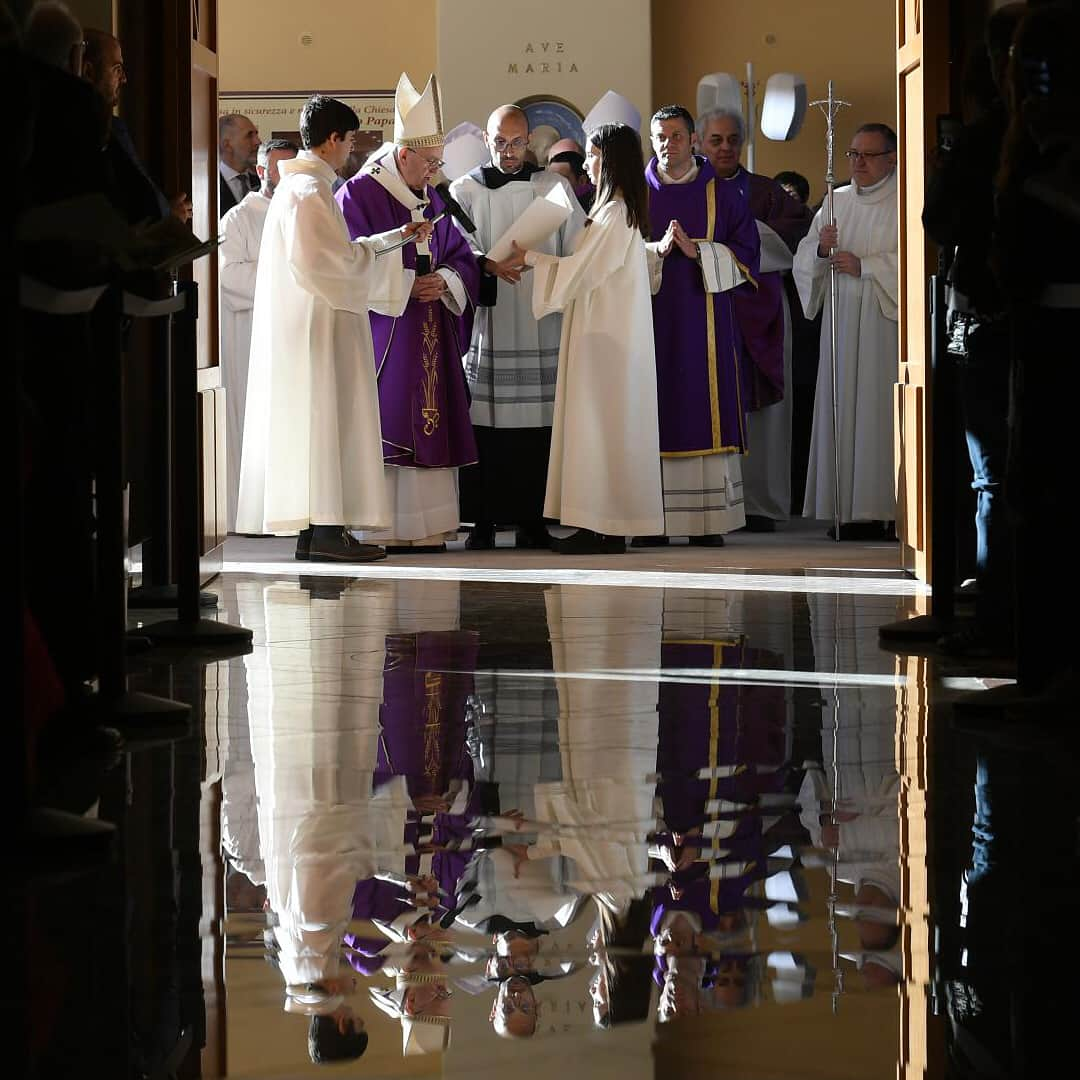 フランシスコ（ローマ教皇）さんのインスタグラム写真 - (フランシスコ（ローマ教皇）Instagram)「EN: Pastoral visit to the Roman Parish of St Julius Pope.  PT: Visita Pastoral à Paróquia romana de São Júlio.  ES: Visita pastoral a la parroquia romana de San Julio, Papa.  IT: Visita pastorale alla parrocchia romana di San Giulio Papa.  FR: Visite pastorale à la paroisse romaine de San Giulio  DE: Pastoralbesuch in der römischen Pfarrei "San Giulio Papa". #pastoralvisit, #visitapastoral, #visitapastorale」4月8日 23時33分 - franciscus