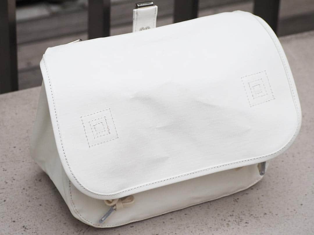 B JIRUSHI YOSHIDAさんのインスタグラム写真 - (B JIRUSHI YOSHIDAInstagram)「【NEW ARRIVAL】 〈WEWILL×PORTER〉 “ZN BAG” ・ 2019SSシーズンより、B印 YOSHIDAで新たに取り扱いをスタートした〈WEWILL(ウィーウィル)〉より、ショルダーバッグをご紹介します。 ・ WEWILL 2019SS collection “if”のコレクションのテーマを反映させたホワイトは、表面コーティングをした麻のキャンバスを使用。 表面はマットな表情に仕上がっており、裏面は麻特有の温もりのある印象になっています。 ・ 旧日本軍の雑嚢をモチーフに制作。「シンプル且つ機能的であり、使い勝手の良いサイズのバッグである」という理由から、サイズ感も含めて原型のディテールを再現しています。 ・ また背胴部の釣金をベルトにかけるとウエストバッグのようにして持つこともできます。 是非店頭にてお試し下さい。 ・ COLOR:WHITE ¥32,000+TAX ・ 【WEWILL(ウィーウィル】 「静かに、惹きつける服」 シンプルなデザインと上質な素材、考え抜かれたカッティング。上品さのなかにどこか可愛らしさが発見できる男性服。 Designer：福薗英貴（ふくぞの ひでたか） 1976年熊本県出身。2002年、アントワープ王立芸術学院を卒業。その後幾つかのアパレルブランドのディレクターを経て、2017AWシーズンより WEWILL を始動する。2018年7月WEWILL初の旗艦店「WEWILL GINZA」を銀座1丁目にオープンする。  #bjirushiyoshida #B印YOSHIDA #代官山 #daikanyama #TOKYO #BEAMS #ビームス #yoshidakaban #吉田カバン #ポーター  #porter #비지루시요시다 #도쿄 #다이칸야마 #빔스 #빔즈 #포터 #데일리룩 #백팩 #WEWILL #ウィーウィル」4月8日 23時30分 - bjirushiyoshida