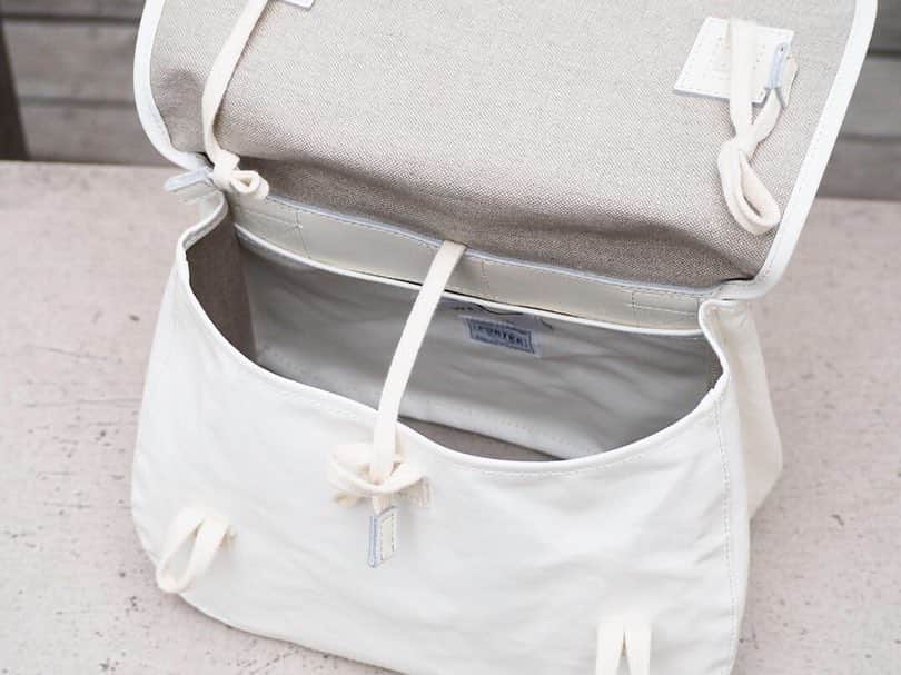 B JIRUSHI YOSHIDAさんのインスタグラム写真 - (B JIRUSHI YOSHIDAInstagram)「【NEW ARRIVAL】 〈WEWILL×PORTER〉 “ZN BAG” ・ 2019SSシーズンより、B印 YOSHIDAで新たに取り扱いをスタートした〈WEWILL(ウィーウィル)〉より、ショルダーバッグをご紹介します。 ・ WEWILL 2019SS collection “if”のコレクションのテーマを反映させたホワイトは、表面コーティングをした麻のキャンバスを使用。 表面はマットな表情に仕上がっており、裏面は麻特有の温もりのある印象になっています。 ・ 旧日本軍の雑嚢をモチーフに制作。「シンプル且つ機能的であり、使い勝手の良いサイズのバッグである」という理由から、サイズ感も含めて原型のディテールを再現しています。 ・ また背胴部の釣金をベルトにかけるとウエストバッグのようにして持つこともできます。 是非店頭にてお試し下さい。 ・ COLOR:WHITE ¥32,000+TAX ・ 【WEWILL(ウィーウィル】 「静かに、惹きつける服」 シンプルなデザインと上質な素材、考え抜かれたカッティング。上品さのなかにどこか可愛らしさが発見できる男性服。 Designer：福薗英貴（ふくぞの ひでたか） 1976年熊本県出身。2002年、アントワープ王立芸術学院を卒業。その後幾つかのアパレルブランドのディレクターを経て、2017AWシーズンより WEWILL を始動する。2018年7月WEWILL初の旗艦店「WEWILL GINZA」を銀座1丁目にオープンする。  #bjirushiyoshida #B印YOSHIDA #代官山 #daikanyama #TOKYO #BEAMS #ビームス #yoshidakaban #吉田カバン #ポーター  #porter #비지루시요시다 #도쿄 #다이칸야마 #빔스 #빔즈 #포터 #데일리룩 #백팩 #WEWILL #ウィーウィル」4月8日 23時30分 - bjirushiyoshida