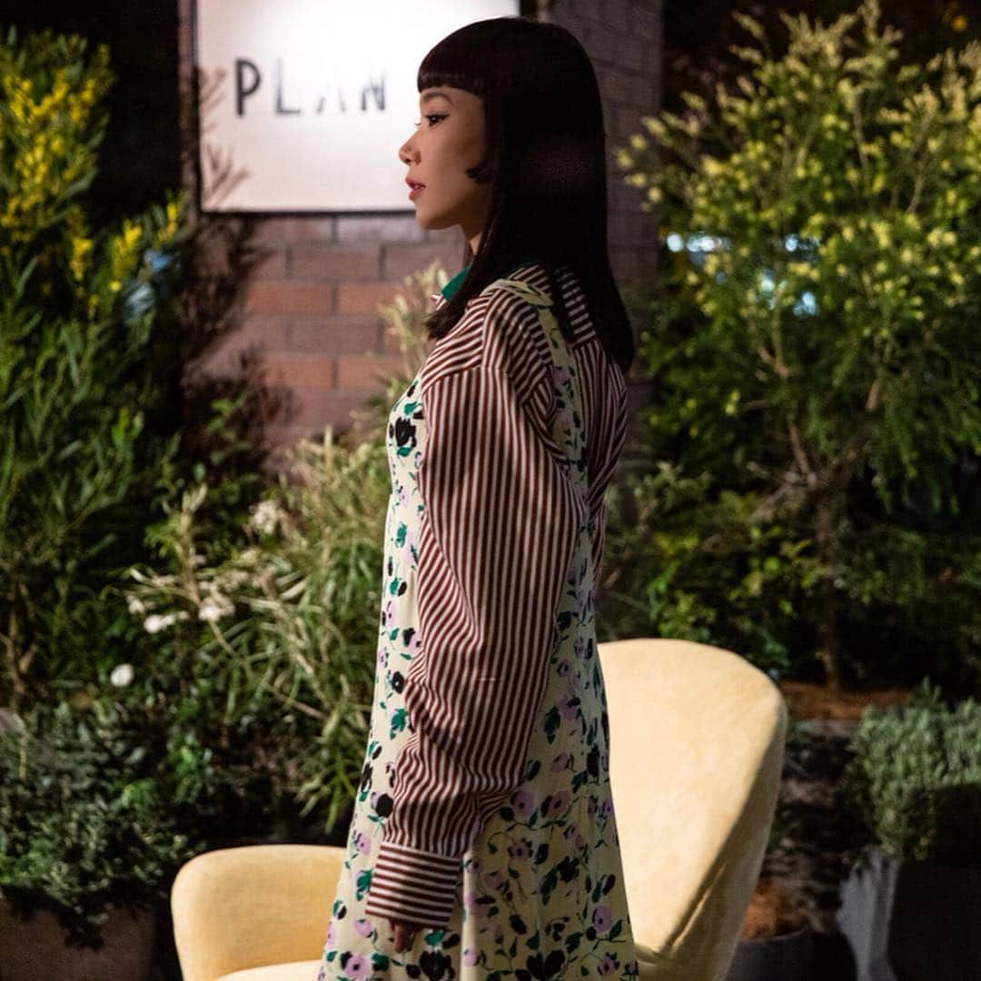 Fashionsnap.comさんのインスタグラム写真 - (Fashionsnap.comInstagram)「話題の新ブランド「Plan C」 @plan_c_official が、世界初の旗艦店を青山にオープン。先日のグランドオープニングイベントにゲストが多数来場。Plan Cを着こなす彼女たちのスタイリングを参考にしてみては？ . 【Plan C とは】 「マルニ（MARNI）」の創業者であるコンスエロ・カスティリオーニ（Consuelo Castiglioni）の娘にあたり、自身もマルニに長く在籍したカロリーナ・カスティリオーニ（Carolina Castiglioni）が手掛けるブランド。父のジャンニと弟のジョヴァンニがそれぞれブランドのCEOとオペレーションディレクターを務めている。 フェミニンでシンプルなデザインと、カラーブロックやグラフィックなどのツイストを効かせたアイテムなど。特にデビューシーズンは、カロリーナの娘が描いたグラフィックをプリントした「ビアンカ」のアパレルやバッグが人気で、今後も革小物などのラインナップが増える予定。価格はTシャツが2万円〜3万円、シャツが6万円〜10万円、ドレスが13万円〜、ジャケットが〜30万円など。バッグなどのアクセサリーは3万円〜15万円で展開する。 #planc #plancjapan #plancaoyama」4月8日 23時30分 - fashionsnapcom