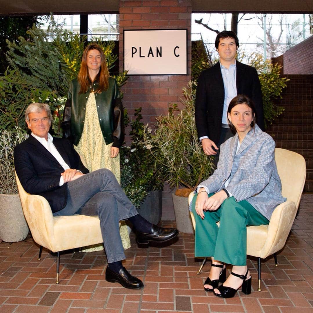 Fashionsnap.comさんのインスタグラム写真 - (Fashionsnap.comInstagram)「話題の新ブランド「Plan C」 @plan_c_official が、世界初の旗艦店を青山にオープン。先日のグランドオープニングイベントにゲストが多数来場。Plan Cを着こなす彼女たちのスタイリングを参考にしてみては？ . 【Plan C とは】 「マルニ（MARNI）」の創業者であるコンスエロ・カスティリオーニ（Consuelo Castiglioni）の娘にあたり、自身もマルニに長く在籍したカロリーナ・カスティリオーニ（Carolina Castiglioni）が手掛けるブランド。父のジャンニと弟のジョヴァンニがそれぞれブランドのCEOとオペレーションディレクターを務めている。 フェミニンでシンプルなデザインと、カラーブロックやグラフィックなどのツイストを効かせたアイテムなど。特にデビューシーズンは、カロリーナの娘が描いたグラフィックをプリントした「ビアンカ」のアパレルやバッグが人気で、今後も革小物などのラインナップが増える予定。価格はTシャツが2万円〜3万円、シャツが6万円〜10万円、ドレスが13万円〜、ジャケットが〜30万円など。バッグなどのアクセサリーは3万円〜15万円で展開する。 #planc #plancjapan #plancaoyama」4月8日 23時30分 - fashionsnapcom