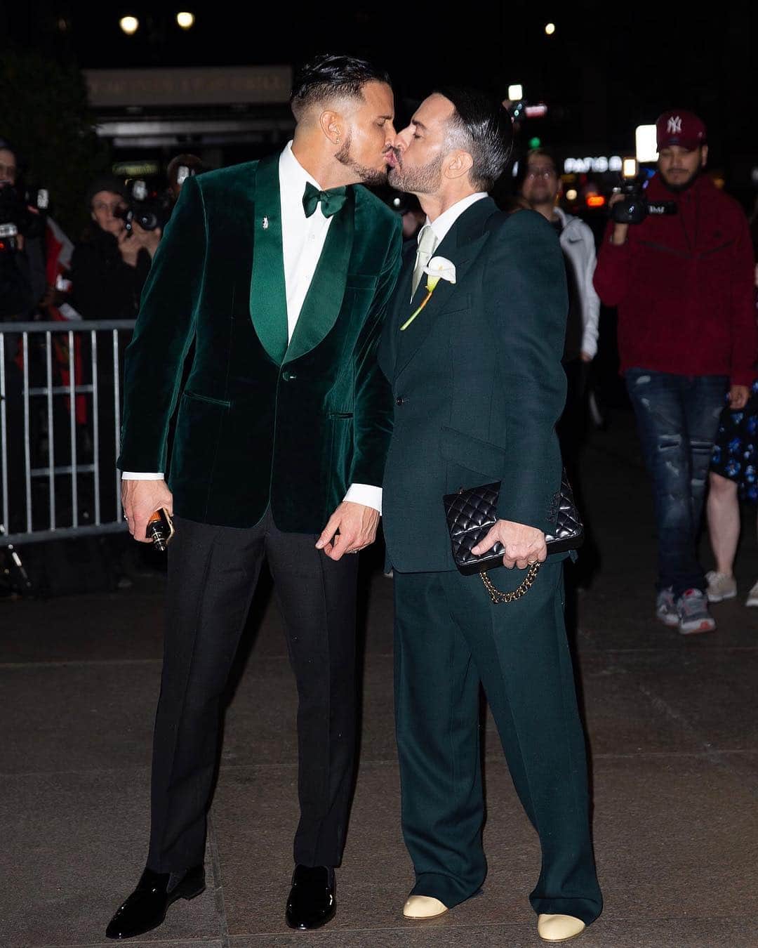 WWDジャパンさんのインスタグラム写真 - (WWDジャパンInstagram)「【スナップ】マーク・ジェイコブスが結婚　ケイト・モスやハディッド姉妹、リル・キムら豪華ゲストが祝福﻿ ﻿ 　マーク・ジェイコブス（Marc Jacobs）とその婚約者、チャー・デフランチェスコ（Char Defrancesco）は4月6日、ニューヨークのレストラン「ザ・プール（The Pool）」でウエディングレセプションを行なった。﻿ ﻿ 　マークとデフランチェスコはビンテージの「ロールス ロイス（ROLLS ROYCE）」に乗って登場。集まった群衆に笑顔で応え、キスも披露した。﻿ ﻿  会場にはケイト・モス（Kate Moss）やベラ・ハディッド（Bella Hadid）、ジジ・ハディッド（Gigi Hadid）、カイア・ガーバー（Kaia Gerber）、ルカ・サバト（Luka Sabbat）、クロエ・セヴィニー（Chloe Sevigny）ら豪華モデル陣のほか、ファッション業界からはキム・ジョーンズ（Kim Jones）やアナ・スイ（Anna Sui）らデザイナー、スタイリストのロッタ・ヴォルコヴァ（Lotta Volkova）らの姿も見られた。この日1番遅れて会場に現れたのは、ラッパーのリル・キム（Lil’ Kim）で、22時半頃に自身のセキュリティチームに囲まれてなんとか会場入り口に到着した。﻿ ﻿ PHOTOS：ANDREW MORALES / WWD (c) FAIRCHILD PUBLISHING, LLC﻿ ﻿ #MarcJacobs #CharDefrancesco #KateMoss #BellaHadid #GigiHadid #KaiaGerber #LukaSabbat #ChloeSevigny #KimJones #AnnaSui #LottaVolkova #Lilkim #MarcAndCharswedding #kiss #wedding #マークジェイコブス ﻿ ﻿」4月8日 23時33分 - wwd_jp