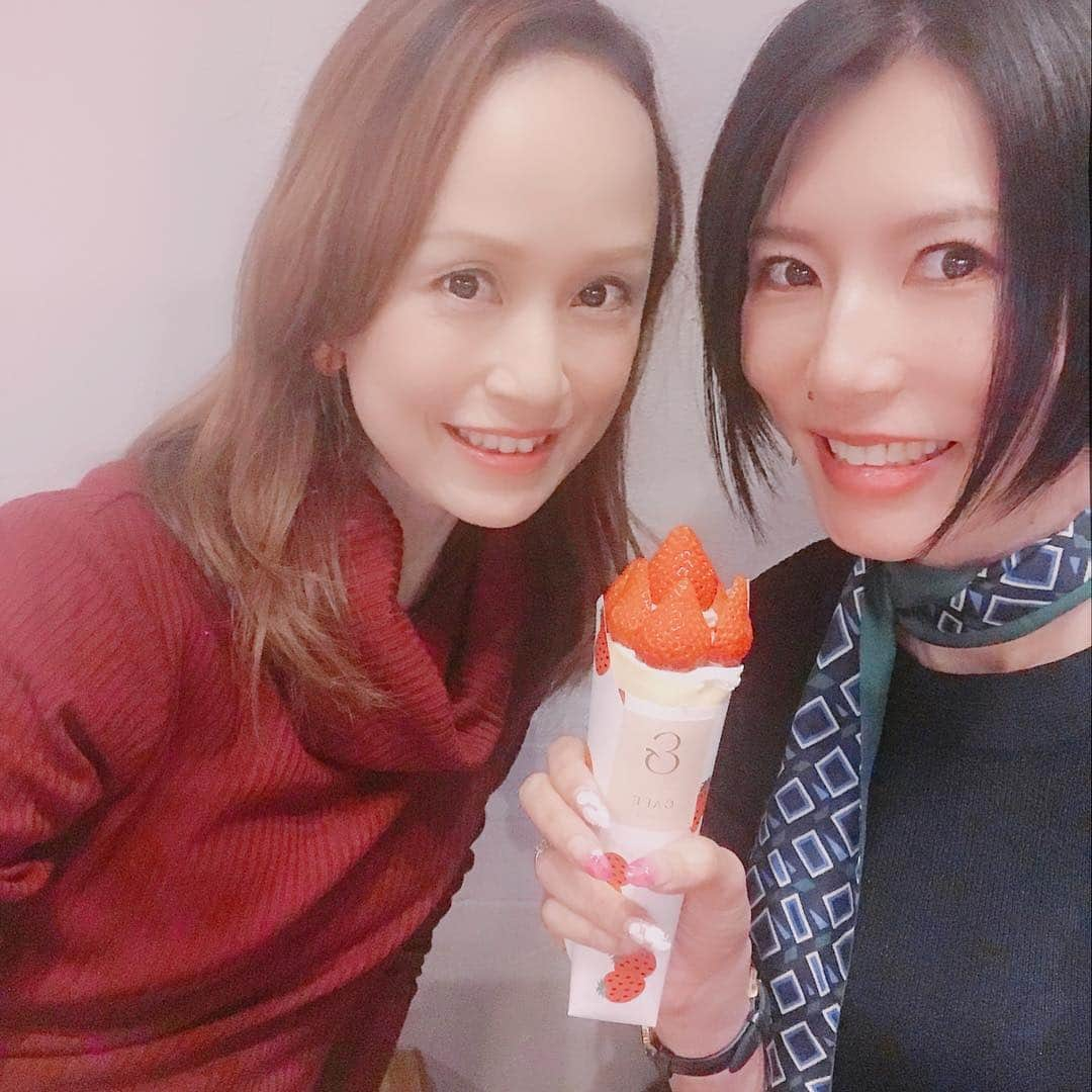 鷹村アオイさんのインスタグラム写真 - (鷹村アオイInstagram)「. タイ在住時に遊んでいた、ゆーみん @yumi_stone123 と新潟市デートでした🤩✨ . 伊勢丹で買い物からのお寿司といちごクレープ🍓✨ &カフェさんのいちごクレープです。 新潟駅から徒歩1分✨ . ゆーみんは相変わらずの吸収力で伸びしろしかないです🤩✨楽しみね！！ . #新潟市カフェ #アンドカフェ #いちごクレープ #いちごクレープ🍓 #タイ在住 #新潟クレープ  #新潟スイーツ  #pr #コラボベース #andcafe」4月8日 23時33分 - aoi_takamura