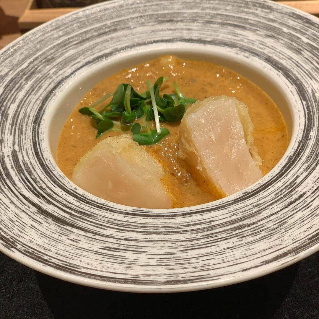 岸本加世子さんのインスタグラム写真 - (岸本加世子Instagram)「宮田ちゃんに数カ月前に予約してもらった天ぷら。住所非公開、1日１回転。過去１で美味しい天ぷらでした。シメはカレーうどんにホタテのフライがのってました。#宮田和幸#やついいちろう #彦麿呂 ご馳走さまでした！」4月8日 23時34分 - kayokokishimoto