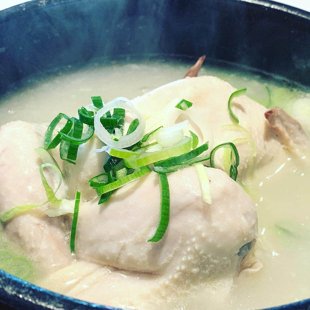 黒田アーサーさんのインスタグラム写真 - (黒田アーサーInstagram)「お昼御飯は明洞「栄養センター」の参鶏湯と鷄の丸揚げ！相変わらず美味しかった〜！😊👍#明洞#栄養センター#参鶏湯#揚げ鷄 #相馬社長#ご夫婦#4人旅#楽しい」4月8日 23時37分 - kuroda_arthur