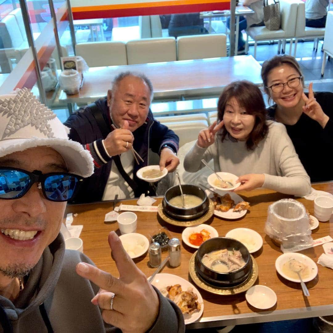 黒田アーサーさんのインスタグラム写真 - (黒田アーサーInstagram)「お昼御飯は明洞「栄養センター」の参鶏湯と鷄の丸揚げ！相変わらず美味しかった〜！😊👍#明洞#栄養センター#参鶏湯#揚げ鷄 #相馬社長#ご夫婦#4人旅#楽しい」4月8日 23時37分 - kuroda_arthur