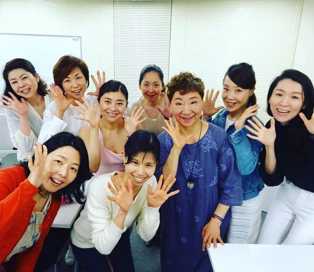 間々田佳子のインスタグラム：「毎月第1日曜日10:10からは顔ヨガマニアッククラスです❣️ 皆さんのお顔が当初より更に綺麗になってイキイキしている！ 年齢を重ねるほどにステキになるを、皆さんが実証してくれているから嬉しいです。  いつも来てくれてありがとうございます😊  #間々田佳子 #顔ヨガ銀座」