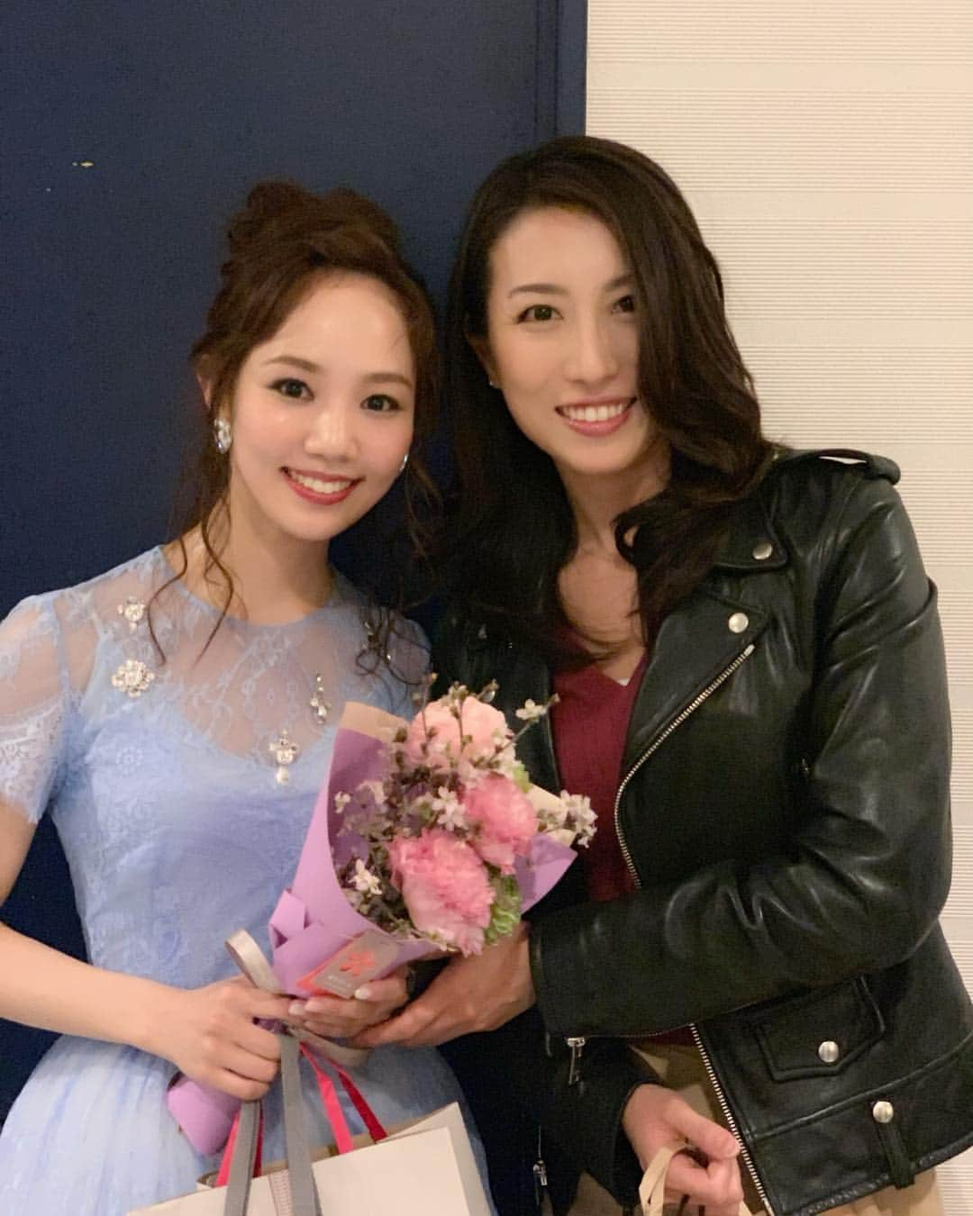 朝風れいさんのインスタグラム写真 - (朝風れいInstagram)「昨日は皆のプリンセス👸ゆうみの出ていた、 〝Friends of Disney Concert 2019〟 を観劇させて頂きました。 ・ ・ 気が付けば、第一回目から欠かさず観ているこのコンサート🎤 ・ ・ 私にとって、毎回凄く大切な思い出や想いがあります✨ ・ ・ 今回は、その大切な思い出の1ページを、ゆうみがしっかりと刻んでくれました✨✨ （↑偉そうな言い方になってるΣ（ﾟдﾟlll）ごめんなさい！！！😭） ・ ・ 大好きなディズニーの空間に、大好きなゆうみがいる事…何かいつもで説得力ないけど、昨日もホントに涙が止まらなかったー😭 ・ ・ 感動の舞台を、ありがとう✨ ・ ・ あまりお花見する時間も無かったかなぁと思い、桜の入ったブーケをプレゼント🌸 ピンクの花束がよく似合う😍💐 ・ ・ 出演者の方皆様素晴らしくて、どの方も個性的だし、作品毎、曲毎に、どんどんカラーが変わり、改めて、ディズニーの音楽の偉大さ、ディズニーという存在の大切さを肌で感じました。 ・ ・ これだから、ディズニーファンは辞められないのです(´･ω･`)笑笑 ・ ・ ・ #2019年4月7日 #4月7日 #friendsofdisneyconcert #2019 #friendsofdisneyconcert2019 #国際フォーラム #咲妃みゆ #ゆうみ #ゆうミニー #天使かよ #天使だよ #お天使ちゃん ❤️ #truetoyou #またディズニー行こうね」4月8日 23時38分 - rei.wd