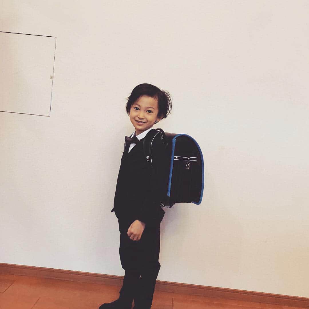 北村栄基のインスタグラム：「#入学式#早くも#ランドセル#おもちゃ#楽しみ#変顔#いつの間にか#おめでとう」