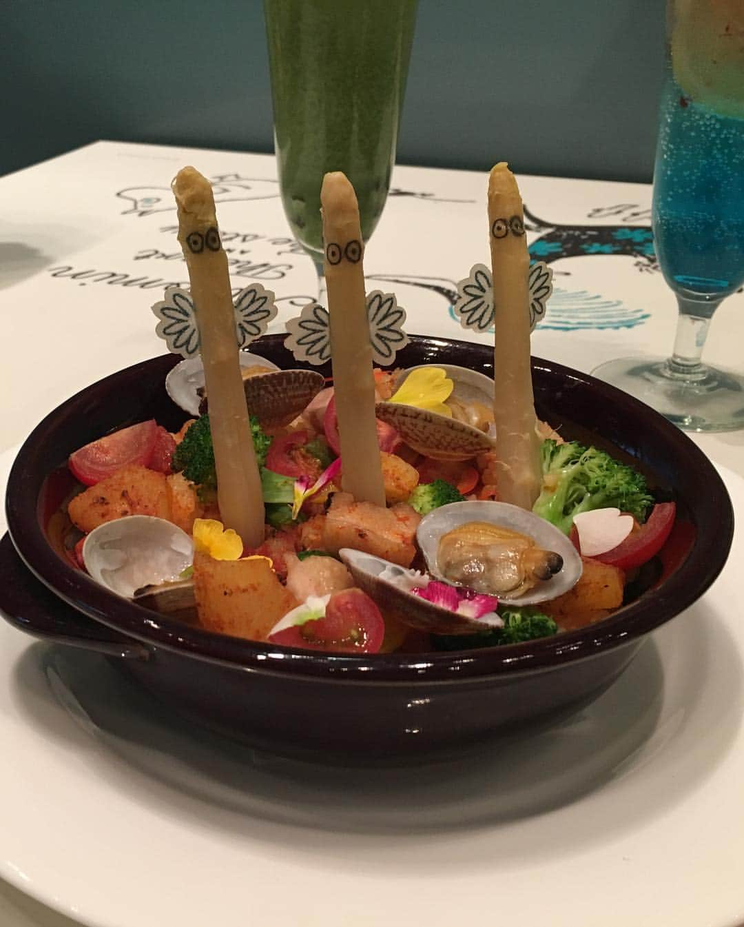 小橋めぐみさんのインスタグラム写真 - (小橋めぐみInstagram)「ムーミン展のコラボメニュー。 本気です。 ニョロニョロ、アスパラです。 全部頼んで、ムーミンパーティーをしたいです。 #ムーミン展」4月8日 23時52分 - megumikok