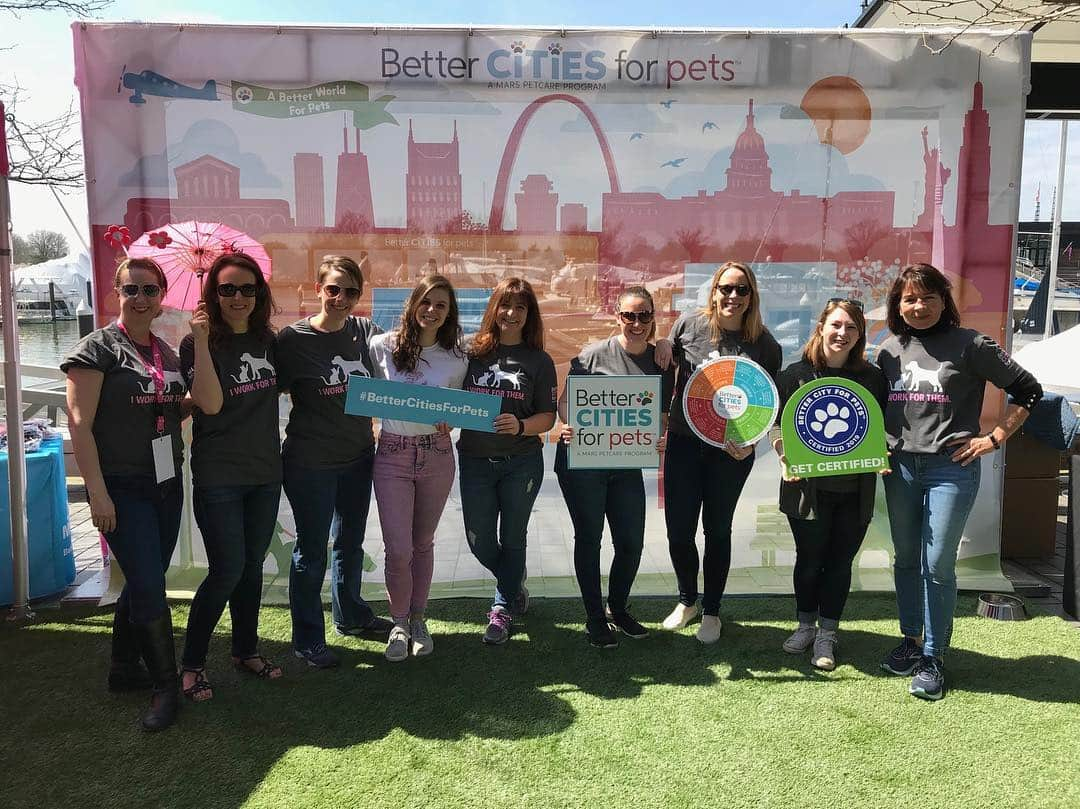 Marsさんのインスタグラム写真 - (MarsInstagram)「What’s better than enjoying the gorgeous #Petalpalooza at the National Cherry Blossom Festival? 🌸 Getting to enjoy it with our #pets! 🐶🐩🐕 Our Mars team was on the scene this weekend with a space for pets & pet owners to get some shade, recharge, sit for a portrait, and talk #petfriendly cities – thanks to everyone who stopped by! A great reminder of why we’re committed to building #BetterCitiesForPets. #dogs #dogsofinstagram #instadog #dogoftheday #wharfdc #washingtondc #igdc #cherryblossom #cherryblossomdc #cherryblossomfestival #abetterworldforpets」4月8日 23時46分 - marsglobal