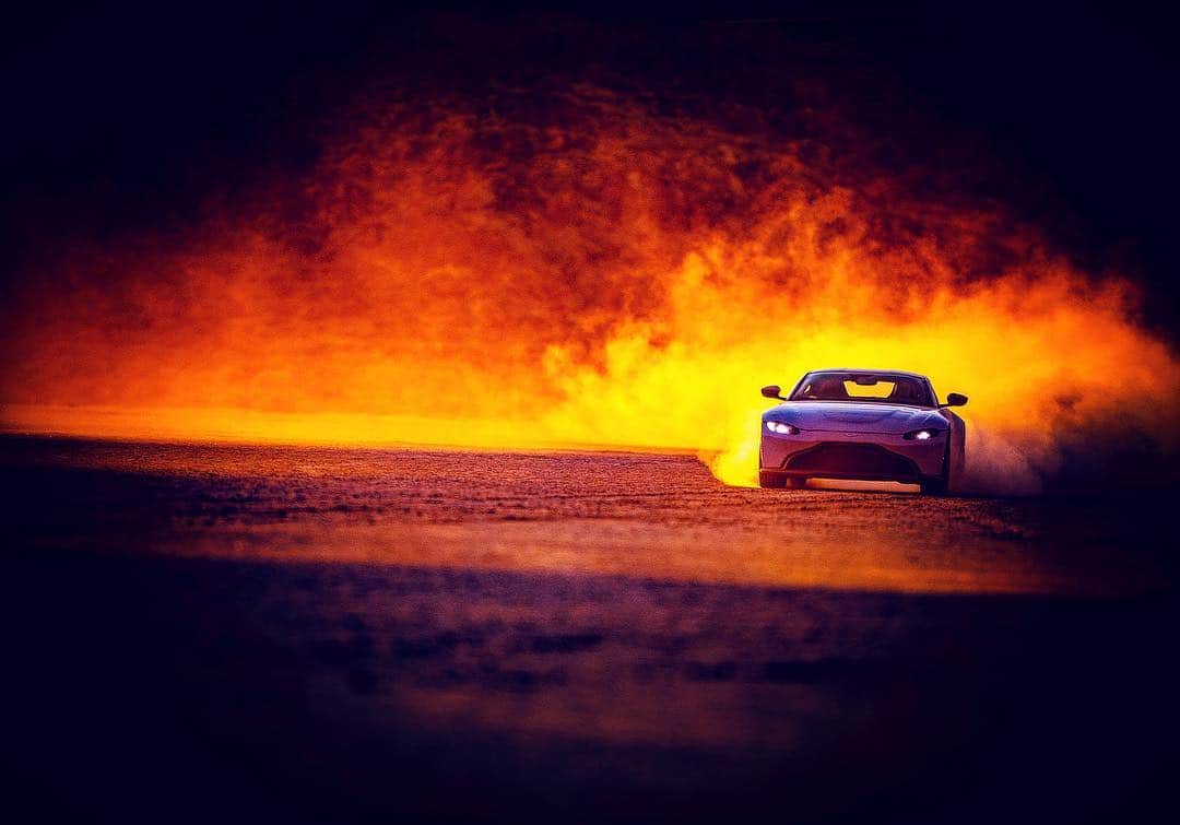 マイケル・ミュラーさんのインスタグラム写真 - (マイケル・ミュラーInstagram)「The ASTON MARTIN family is growing.  The DBX and vehicles that explore under the ocean are just a few members. Yes you read correctly, a submersible that will allow you to go explore that big blue ocean we know so little about. Marek’s vision for the automotive Giant is so progressive and his creativity rests outside the box which is why it has been so refreshing to collaborate with him.  His design skills are genius, watching him sketch and create from mind to paper and clay was something I’ll never forget. The DBX will be the coolest SUV on the road.」4月8日 23時46分 - michaelmuller7