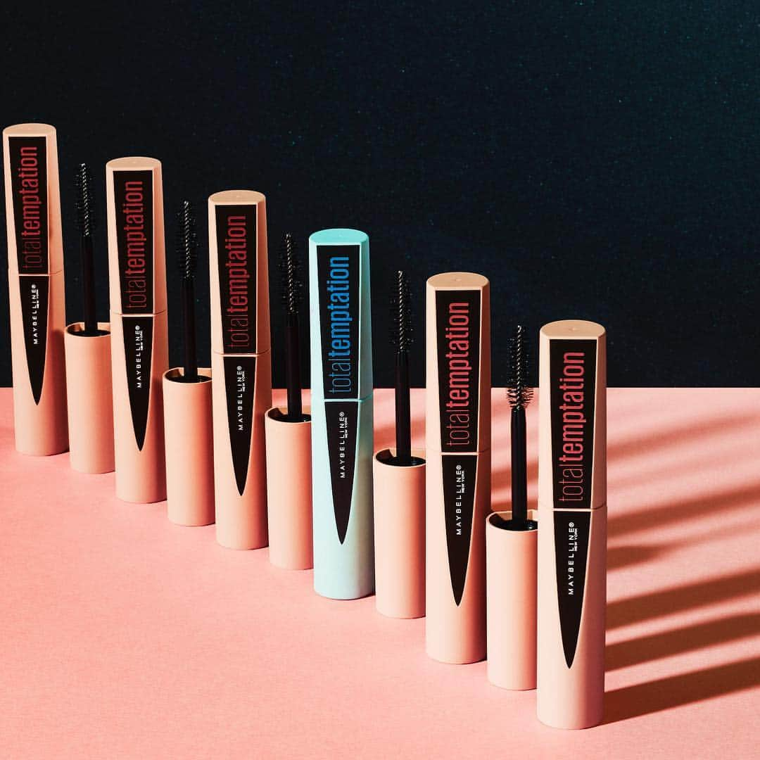 Maybelline New Yorkさんのインスタグラム写真 - (Maybelline New YorkInstagram)「#Totaltemptation mascara features a creamy whipped formula infused with coconut extract for irresistibly soft lashes.  Leave some 💕 if this is one of your must-have mascaras!」4月8日 23時58分 - maybelline