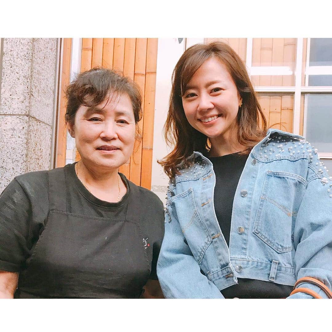 吉竹史さんのインスタグラム写真 - (吉竹史Instagram)「大好きな大好きな、ミセスユンのお母さん。 私が大阪に住んでいた頃、週３くらいで食べに通ってたお店。ミセスユン。 美味しい、居心地がいい、安い、で三拍子揃った、完璧なお店です。 どうやら、ミシュランビブグルマンを取り続けているようで、お母さん、流石です！✨ キムチ餃子、チャンジャ、参鶏湯、蒸しぶた、何を食べても美味しい。。。 ６年ぶりだったのに、私のことを忘れることなく、笑顔で出迎えてくれて嬉しかったなぁ✨✨ #ミセスユン #ミシュランビブグルマン」4月8日 23時52分 - fumi_yoshitake