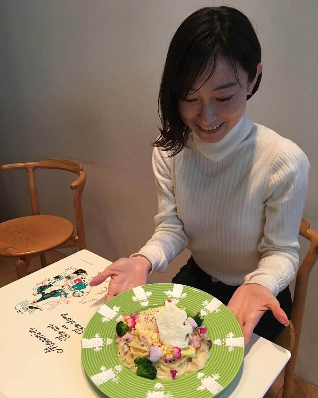 小橋めぐみのインスタグラム：「ムーミン展のコラボメニュー。 本気です。 ニョロニョロ、アスパラです。 全部頼んで、ムーミンパーティーをしたいです。 #ムーミン展」