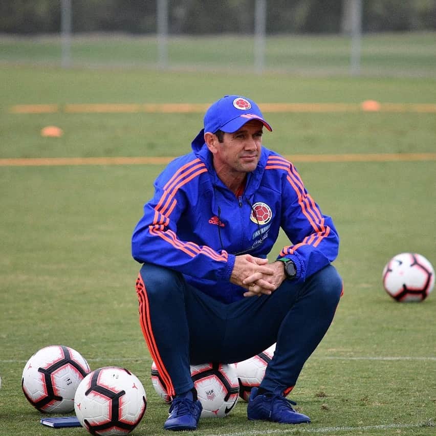 サッカー コロンビア代表チームのインスタグラム：「#CumpleañosFCF Le deseamos al Profesor Arturo Reyes los mejores deseos en su cumpleaños #️⃣5️⃣0️⃣. ¡Que sean muchos más! 🎂」