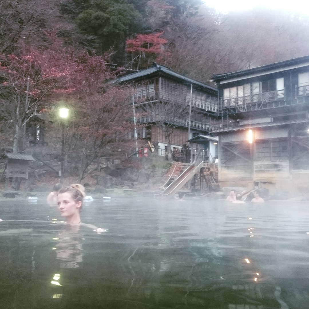 アナンダ・ジェイコブズさんのインスタグラム写真 - (アナンダ・ジェイコブズInstagram)「How about a nice #onsen bath before bed? Yeah, Japan can be #magical indeed. #温泉 #thermaeromae #テルマエロマエ #iwasinthatmovie #ちなみにあの映画でていたよ」4月8日 23時56分 - ananda_jacobs_