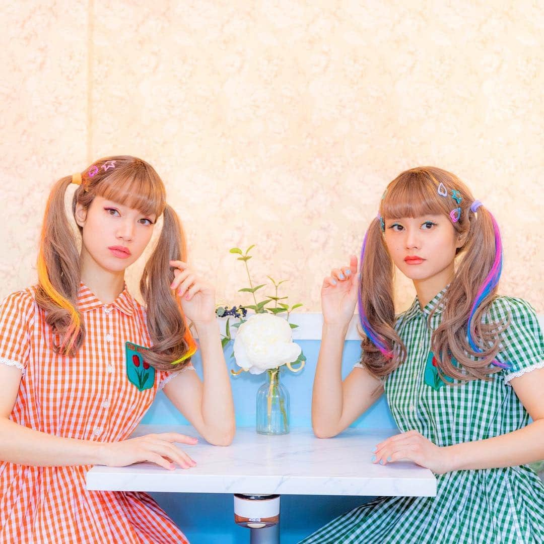 中村巴美さんのインスタグラム写真 - (中村巴美Instagram)「____________________colorful ( @mokes_japan 🌴 ) #popmake #colorfuleyeshadow .  Model @femm____  Photo Tak Iijima Hair @yukiomori  Make @tmm_238  Fashion @aymmy93 . . 使用コスメ💄 @anastasiabeverlyhills  @rmkofficial . @urbandecaycosmetics . . .  #makeup #pop#hair#Photo #mokes#nakameguro #aymmy93 #fashion#Lemon #FEMM#artist #tomominakamura」4月8日 23時56分 - tmm_238