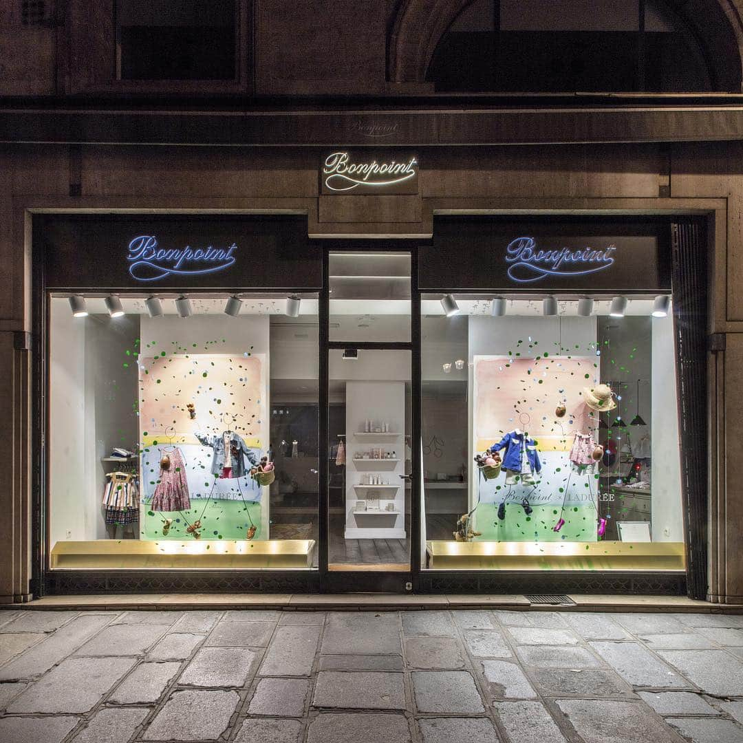 bonpointさんのインスタグラム写真 - (bonpointInstagram)「Unveiling the Bonpoint Royale windows to celebrate the Easter season! Come visit us and discover all the treasures of the collection. The Bonpoint wardrobe for the summer season is a dream for every boys and girls! Swipe left for more... . . . #BonpointxLaduree #Easter #Easterseason」4月8日 23時57分 - bonpoint