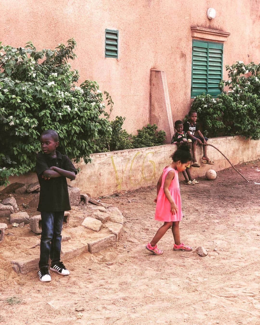 中鉢明子さんのインスタグラム写真 - (中鉢明子Instagram)「🇲🇱Strolling #散歩 #マリ共和国 #アフリカ #Bamako #Mali #Africa #子育て」4月8日 23時57分 - akiko_harlem