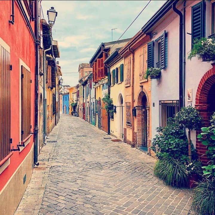 Lonely Planetさんのインスタグラム写真 - (Lonely PlanetInstagram)「#LonelyPlanet writer @raubontheroad is currently exploring colorful #Rimini, #Italy, where he stumbled upon this hopelessly charming backstreet in the city's fishing quarter. 😍」4月9日 0時07分 - lonelyplanet