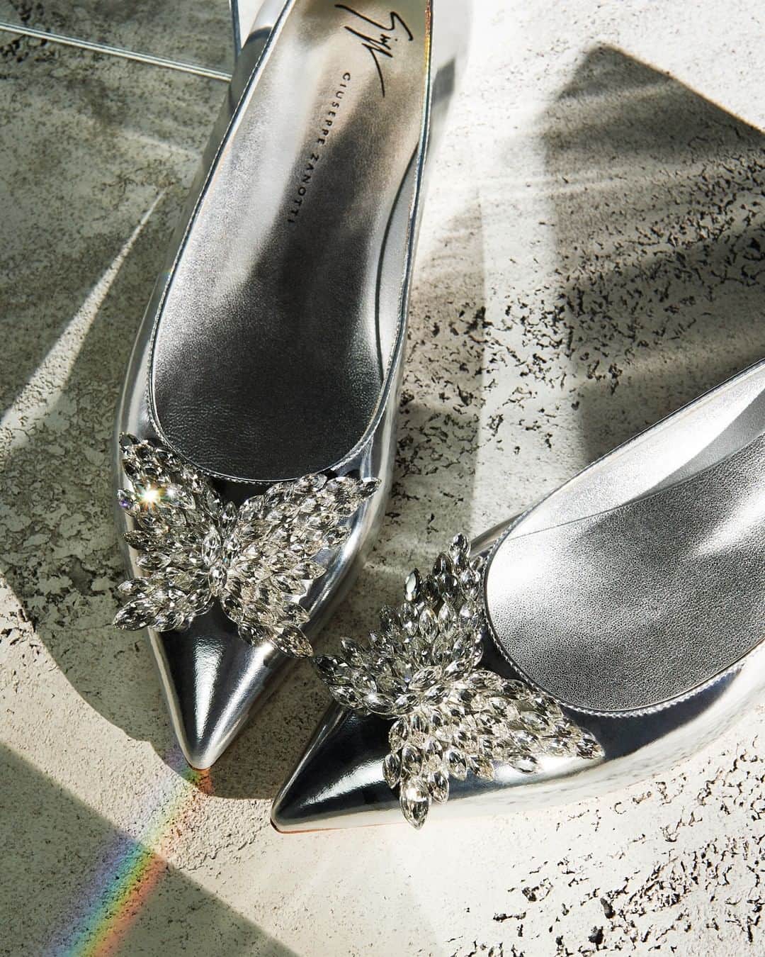Giuseppe Zanotti Designさんのインスタグラム写真 - (Giuseppe Zanotti DesignInstagram)「Let there be light. Presenting the CRYSTAL BUTTERFLY—a pointed-toe ballerina in silver leather with a starburst of crystals. #GiuseppeZanotti #GZSS19」4月9日 0時00分 - giuseppezanotti