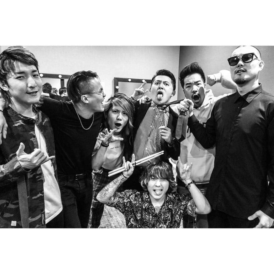 青木カズローさんのインスタグラム写真 - (青木カズローInstagram)「Crossfaithと大雅と。  #Crossfaith #長岡大雅 #ライブ前にチラッと #この後大事な仕事なのに #わざわざ顔出す #あざとさ #今となっては #嫌いじゃない #この日もしっかり酔い潰れておったわ」4月9日 0時03分 - cazrowaoki