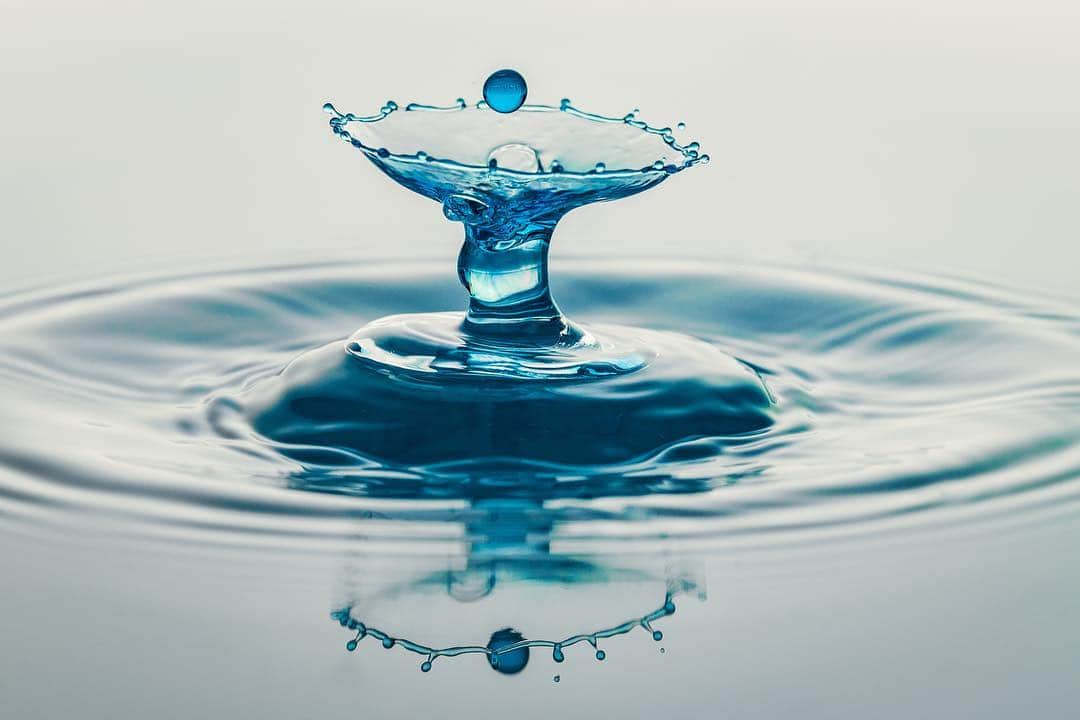 NikonUSAさんのインスタグラム写真 - (NikonUSAInstagram)「Looking to switch up your #photography? Try slowing down a blink-and-you'll-miss-it moment like a drop of water falling. Use manual focus to lock in sharpness on the point where the droplet hits the water & choose a quick shutter speed when snapping the photo. Share your #water droplet photos with us using #NikonNoFilter!」4月9日 0時04分 - nikonusa