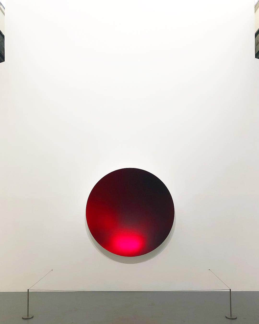 tsuno2noのインスタグラム：「9.April.2019 Anish Kapoor 🇯🇵 . #ザ壁部 #igersjp #instagram #こんななの #minimalint #9minimal7 #ic_minimal #arkiminimal #rsa_minimal #indies_gram #tv_simplicity #popyacolour #jj_minimalart #arte_minimal #タグキング👑 #minimalmood #soulminimalist #indies_minimal #キャプキング👑 #screen_archive #ink361_minimal #instagramjapan #minimal_greece #ig_minimalshots #unlimitedminimal #paradiseofminimal #minimalexperience #minimal_perfection #jj_doorsandwindows #ihaveathingforminimal .」