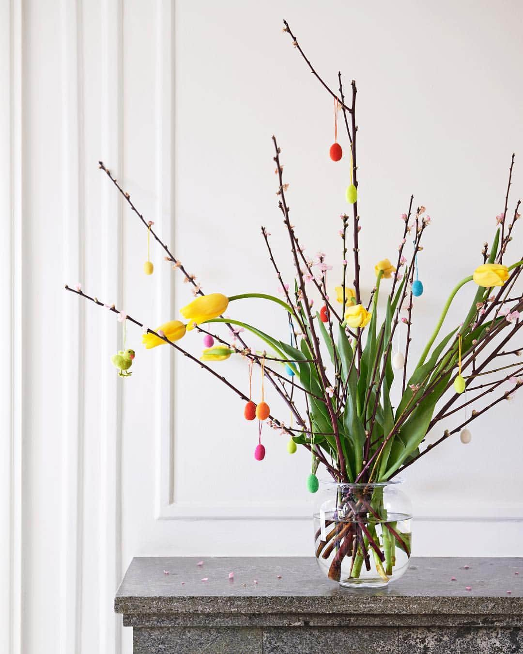 ARKETさんのインスタグラム写真 - (ARKETInstagram)「Designed by Swedish fair trade brand @afroart.se, these decorative Easter eggs are handcrafted from felted wool by a small rural business in Nepal. Discover more spring decorations for home: link in bio. - #ARKET」4月9日 0時05分 - arketofficial