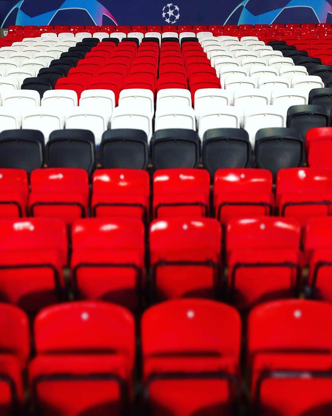 マンチェスター・ユナイテッドさんのインスタグラム写真 - (マンチェスター・ユナイテッドInstagram)「Who’s taking one of these seats on Wednesday night? 🙋‍♂️🙋‍♀️ #MUFC #ChampionsLeague」4月9日 0時08分 - manchesterunited