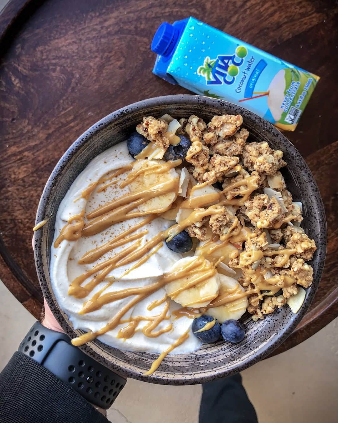 Vita Coco Coconut Waterのインスタグラム：「Start your Monday off with a Vita Coco. Yogurt bowl by @beazysbites sold separately.」