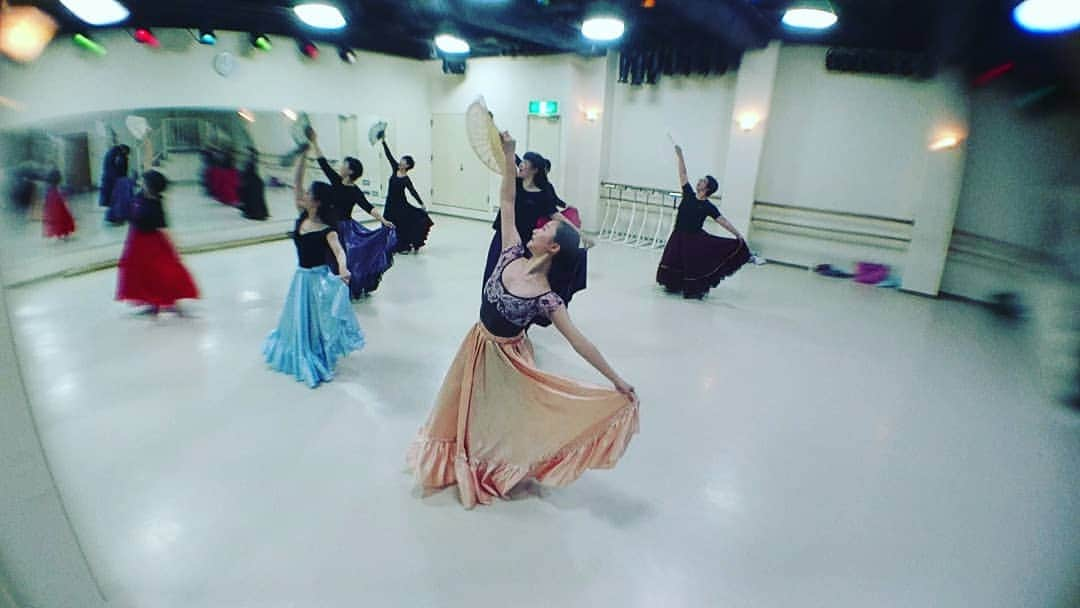 風花舞さんのインスタグラム写真 - (風花舞Instagram)「目白(月)ダンスplus、今日のナンバーはIGTVに残したくて動画１本だけアップしました。 自然と踊りたくなるような、テンション上がる曲で、私が踊りたかった…  扇子、スカートさばき、振り覚え、フォーメーション、やること満載でしたが、皆さん楽しそうに踊ってくれて嬉しかったです。 よく頑張りました👏  #ダンスplus#フレアーロングスカート#扇子#フォーメーション#ミュージカル#宝塚#動画#IGTV」4月9日 0時10分 - kazahanamai_official