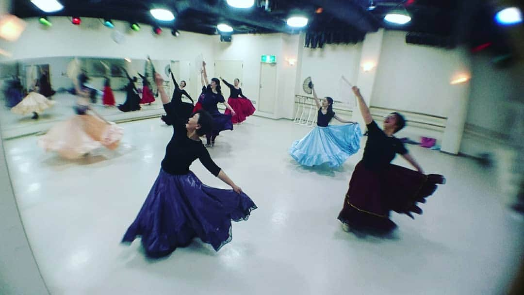 風花舞さんのインスタグラム写真 - (風花舞Instagram)「目白(月)ダンスplus、今日のナンバーはIGTVに残したくて動画１本だけアップしました。 自然と踊りたくなるような、テンション上がる曲で、私が踊りたかった…  扇子、スカートさばき、振り覚え、フォーメーション、やること満載でしたが、皆さん楽しそうに踊ってくれて嬉しかったです。 よく頑張りました👏  #ダンスplus#フレアーロングスカート#扇子#フォーメーション#ミュージカル#宝塚#動画#IGTV」4月9日 0時10分 - kazahanamai_official