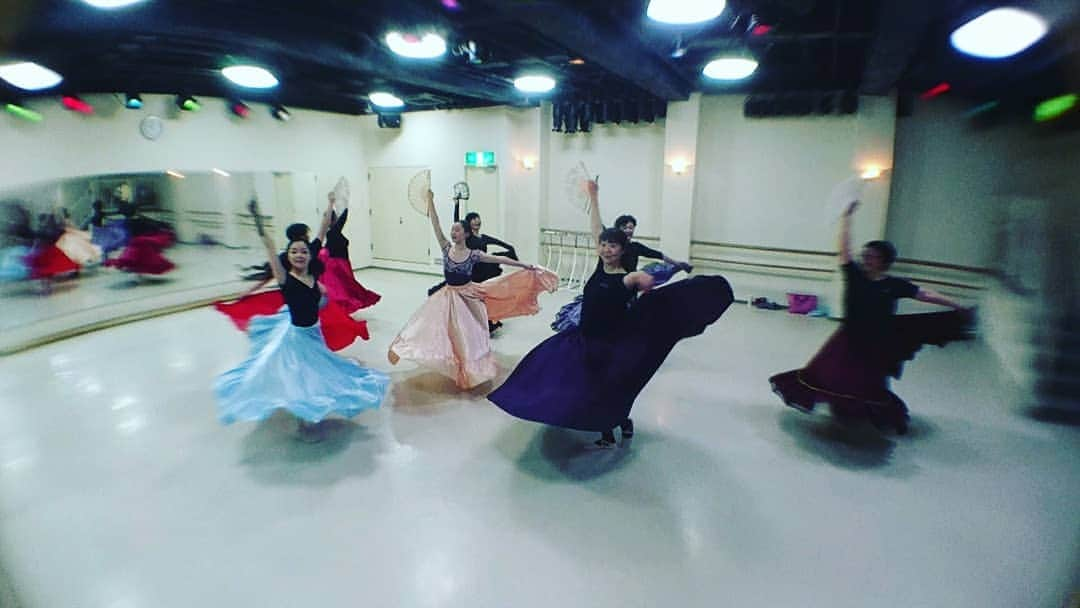 風花舞さんのインスタグラム写真 - (風花舞Instagram)「目白(月)ダンスplus、今日のナンバーはIGTVに残したくて動画１本だけアップしました。 自然と踊りたくなるような、テンション上がる曲で、私が踊りたかった…  扇子、スカートさばき、振り覚え、フォーメーション、やること満載でしたが、皆さん楽しそうに踊ってくれて嬉しかったです。 よく頑張りました👏  #ダンスplus#フレアーロングスカート#扇子#フォーメーション#ミュージカル#宝塚#動画#IGTV」4月9日 0時10分 - kazahanamai_official