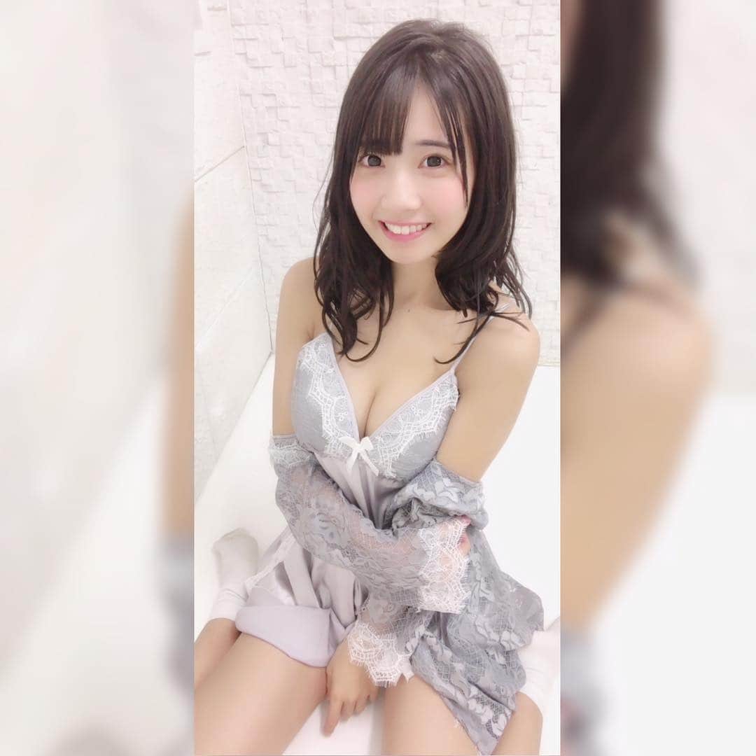 天羽希純のインスタグラム：「こんな格好で帰り待ってたらやだ？  #水着 #swimwear #泳衣 #グラビア #gravure #ビキニ #bikini #bikinigirl #撮影会 #可愛い女の子 #japanesegirl #部屋着 #巨乳 #谷間 #アイドル #適乳 #グラドル #グラドル自画撮り部」