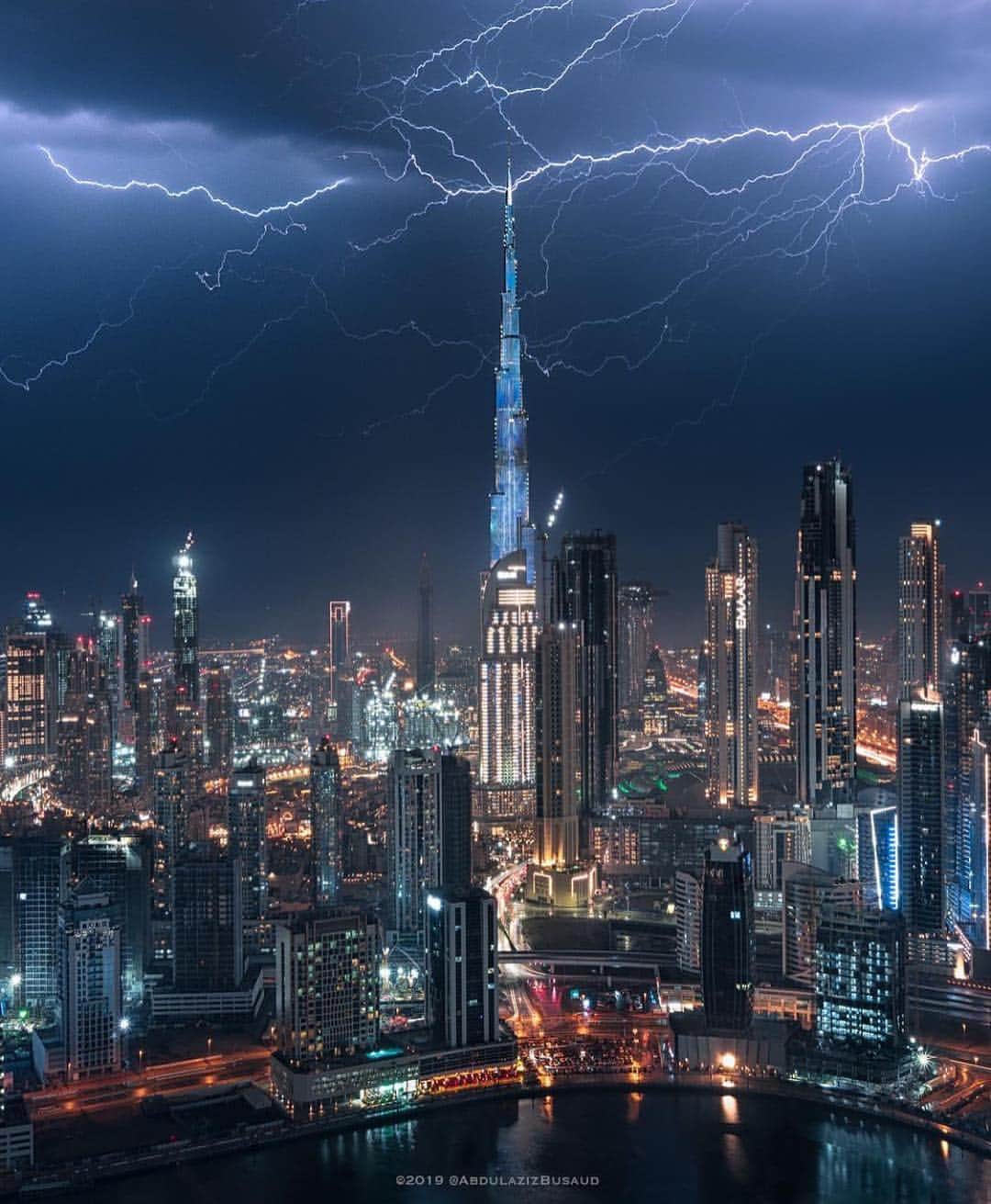 ドバイさんのインスタグラム写真 - (ドバイInstagram)「When the City glow meets thunder in the sky #Dubai 📷:@abdulazizbusaud」4月9日 0時24分 - dubai