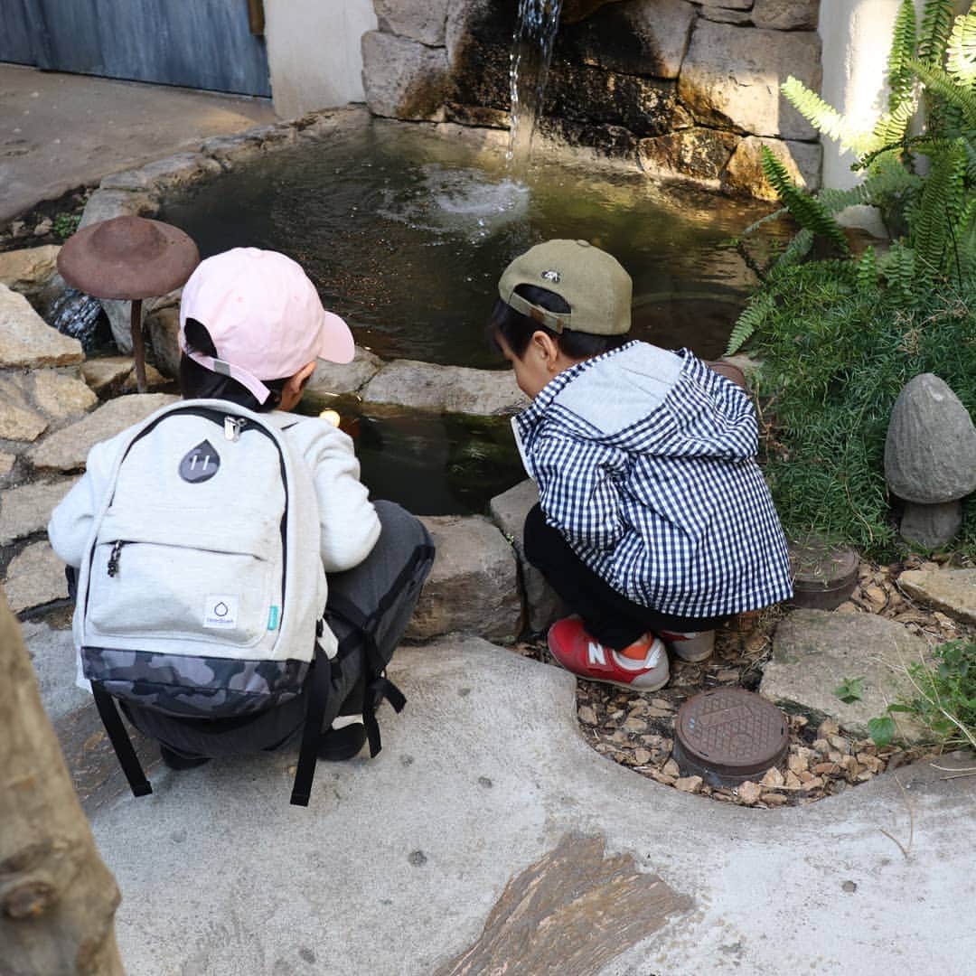 Eri Satoさんのインスタグラム写真 - (Eri SatoInstagram)「white×gray×pinkリンクコーデ · shoes: @outletshoes_official bag: @kalie_official · 先日、もうすぐ海外へ引っ越してしまうしほみさん( @pon_shiho )と吉祥寺でランチ🍕 もともと @joueri のお客様なんですー😍 ランチ後は #プティット村 で写真撮ってきたよ💕 別れの季節ですね😢 でも、また会える日を楽しみに···😊💕 ·  #吉祥寺#吉祥寺ランチ#吉祥寺カフェ#mamagirl#locari#コーディネート#ママコーデ#ママファッション #プチプラ#プチプラコーデ #親子リンクコーデ#親子リンクコーデ愛好家#親子#読者モデル#読モ#ママモデル #l4like #instagood#outfit #simple #coordinate  #fashion #カジュアル #style #お洒落さんと繋がりたい #code #ファッション#ootd」4月9日 0時18分 - satoeri626