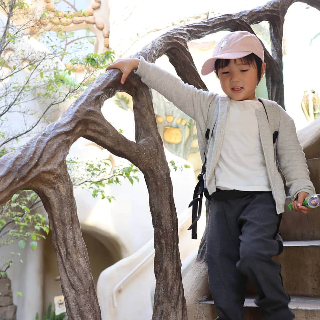 Eri Satoさんのインスタグラム写真 - (Eri SatoInstagram)「white×gray×pinkリンクコーデ · shoes: @outletshoes_official bag: @kalie_official · 先日、もうすぐ海外へ引っ越してしまうしほみさん( @pon_shiho )と吉祥寺でランチ🍕 もともと @joueri のお客様なんですー😍 ランチ後は #プティット村 で写真撮ってきたよ💕 別れの季節ですね😢 でも、また会える日を楽しみに···😊💕 ·  #吉祥寺#吉祥寺ランチ#吉祥寺カフェ#mamagirl#locari#コーディネート#ママコーデ#ママファッション #プチプラ#プチプラコーデ #親子リンクコーデ#親子リンクコーデ愛好家#親子#読者モデル#読モ#ママモデル #l4like #instagood#outfit #simple #coordinate  #fashion #カジュアル #style #お洒落さんと繋がりたい #code #ファッション#ootd」4月9日 0時18分 - satoeri626