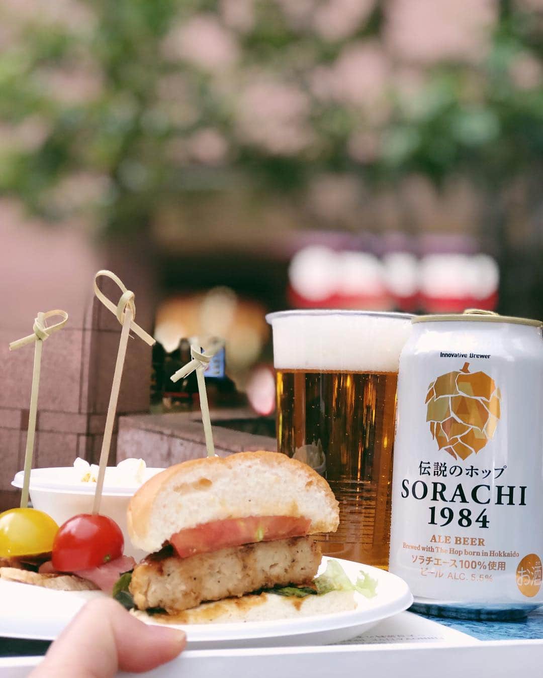 蒼れいなさんのインスタグラム写真 - (蒼れいなInstagram)「恵比寿ビヤガーデンで明日から発売のSORACHI1984という伝説のホップを使ったビールを一足先に飲んできましたー！🍺🌤 . 普段お酒あまり強くない方ですが、苦すぎずでも夏場にグビグビといける感じの飲みやすい味でした👏✨ . イベントでは伝説のホップを発見した時の興奮や作った方の世界を変えるかもしれないという想いも一緒に学んだよ🌿 . なんでもものづくりに対する想いがそこに添えられるとより特別なものになって、  その一杯の有り難みを感じました😌✨ . 明日8日から2日間やっているみたいなのでよかったら行ってみてね＼(^o^)／ . . #SORACHI1984#beer#pr#ebisubeergarden#サッポロビール#ソラチエース#恵比寿ビヤガーデン#tokyo#伝説のホップ」4月9日 0時21分 - reina_aoi_official