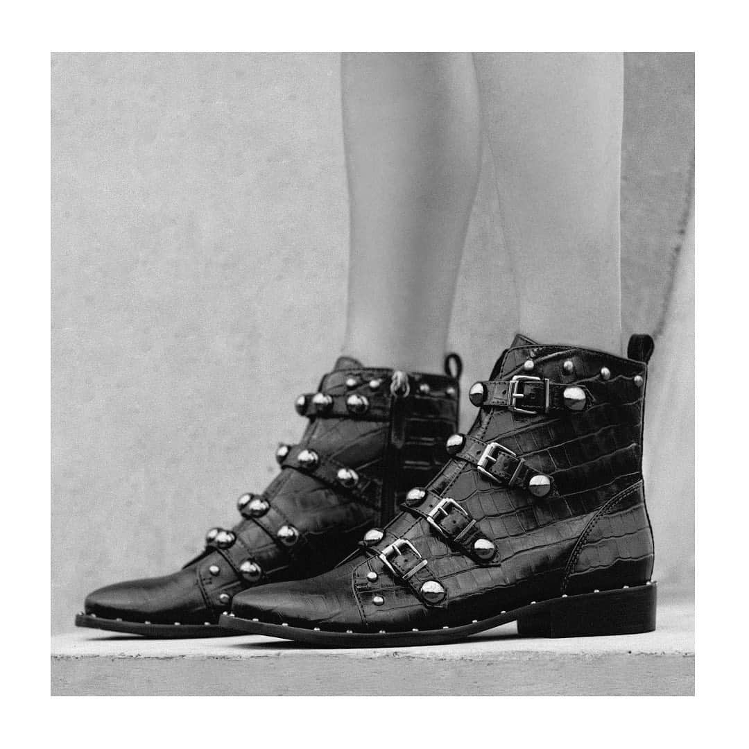Schutzのインスタグラム：「Rock all day 🖤 #schutzfall #unlockyourcity」