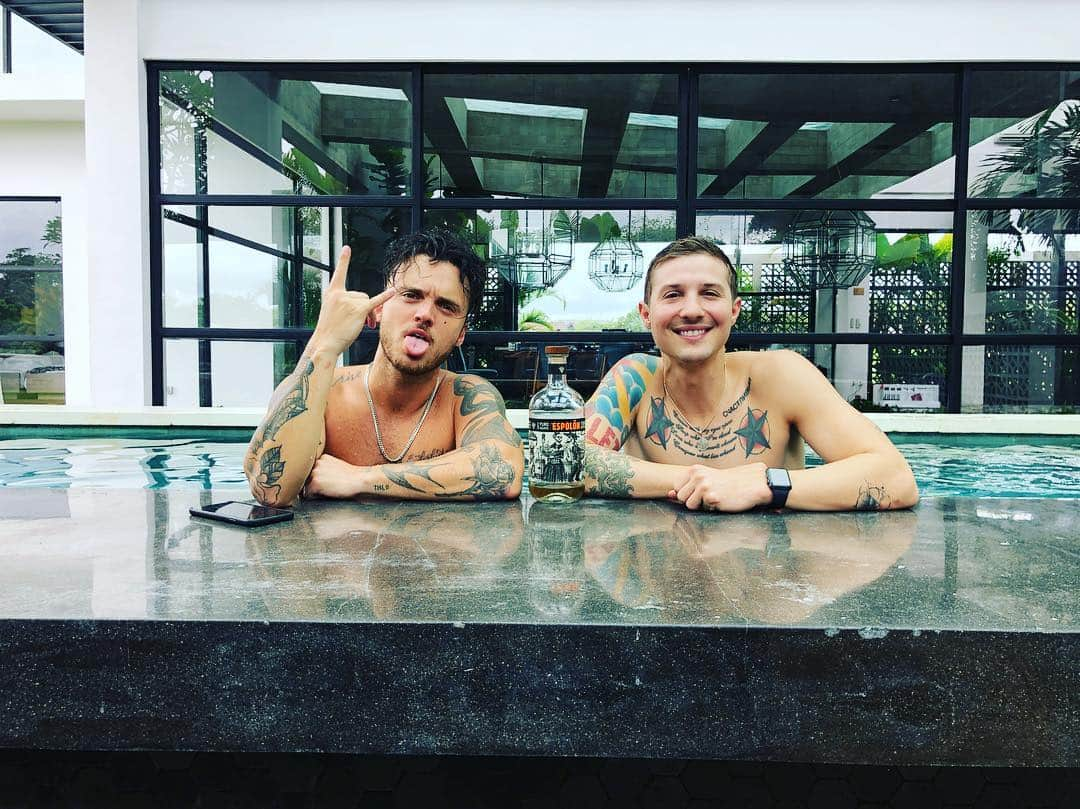 ライアン・フォリースさんのインスタグラム写真 - (ライアン・フォリースInstagram)「Happy birthday to this dude right here! Been like a brother to me over the years. So here’s a picture of us somewhere in the world, in a pool, with tequila. Love you buddy!💙」4月9日 0時22分 - ryanfollese